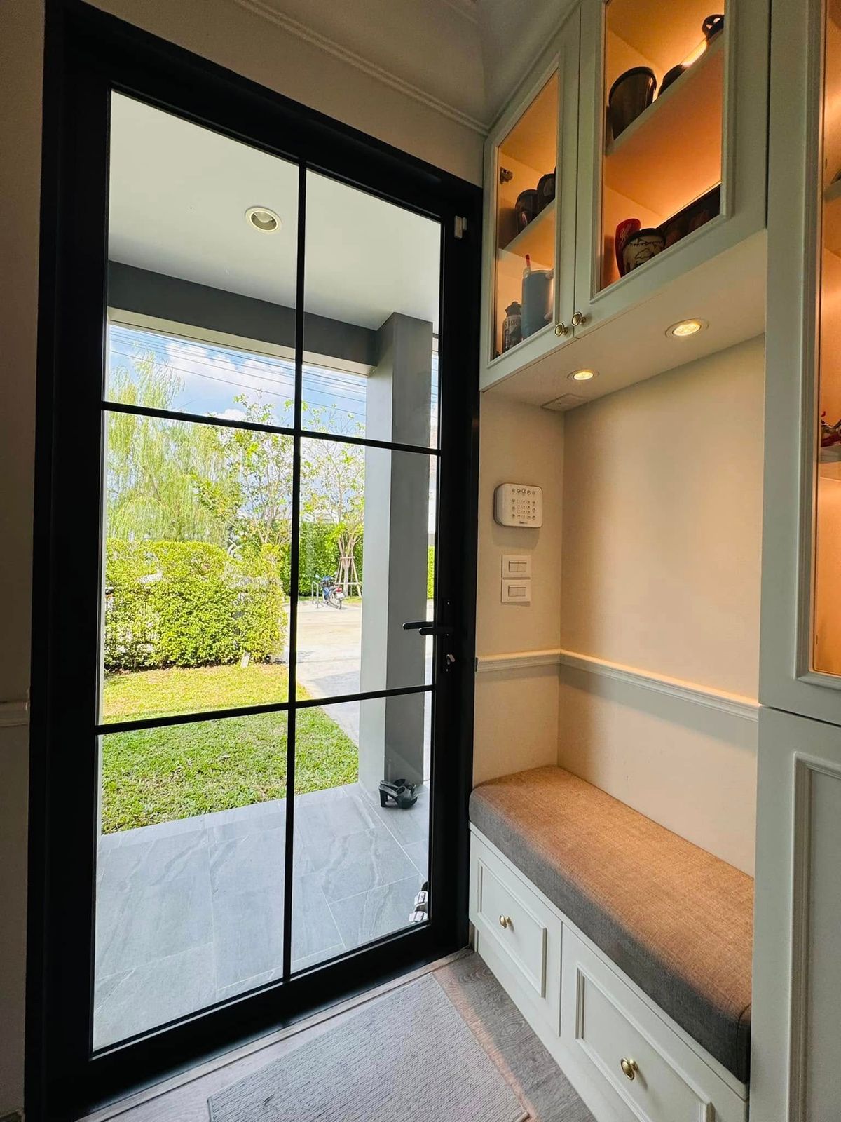 ขายบ้านลาดกระบัง สุวรรณภูมิ : ขายบ้านเดี่ยว 2 ชั้น สราญสิริ รามคำแหง Sanransiri Ramkhamhaeng บ้านสไตล์ Modern Farmhouse แปลงหน้าสวนของโครงการ ที่ตั้ง ถนนเคหะร่มเกล้า คลองสองต้นนุ่น แขวงคลองสองต้นนุ่น เขตลาดกระบัง กรุงเทพฯ 10520 แบบบ้าน ASTER (ขนาดกลางของโครงการ) เนื้อที่ 56.6 ตร.ว.