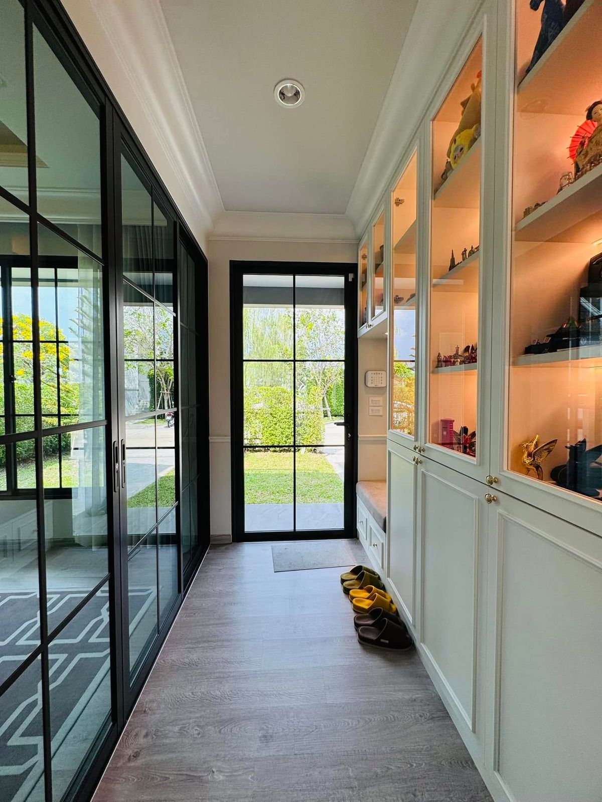 ขายบ้านลาดกระบัง สุวรรณภูมิ : ขายบ้านเดี่ยว 2 ชั้น สราญสิริ รามคำแหง Sanransiri Ramkhamhaeng บ้านสไตล์ Modern Farmhouse แปลงหน้าสวนของโครงการ ที่ตั้ง ถนนเคหะร่มเกล้า คลองสองต้นนุ่น แขวงคลองสองต้นนุ่น เขตลาดกระบัง กรุงเทพฯ 10520 แบบบ้าน ASTER (ขนาดกลางของโครงการ) เนื้อที่ 56.6 ตร.ว.