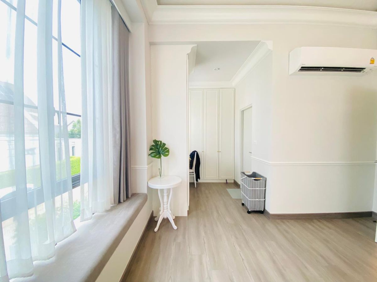 ขายบ้านลาดกระบัง สุวรรณภูมิ : ขายบ้านเดี่ยว 2 ชั้น สราญสิริ รามคำแหง Sanransiri Ramkhamhaeng บ้านสไตล์ Modern Farmhouse แปลงหน้าสวนของโครงการ ที่ตั้ง ถนนเคหะร่มเกล้า คลองสองต้นนุ่น แขวงคลองสองต้นนุ่น เขตลาดกระบัง กรุงเทพฯ 10520 แบบบ้าน ASTER (ขนาดกลางของโครงการ) เนื้อที่ 56.6 ตร.ว.