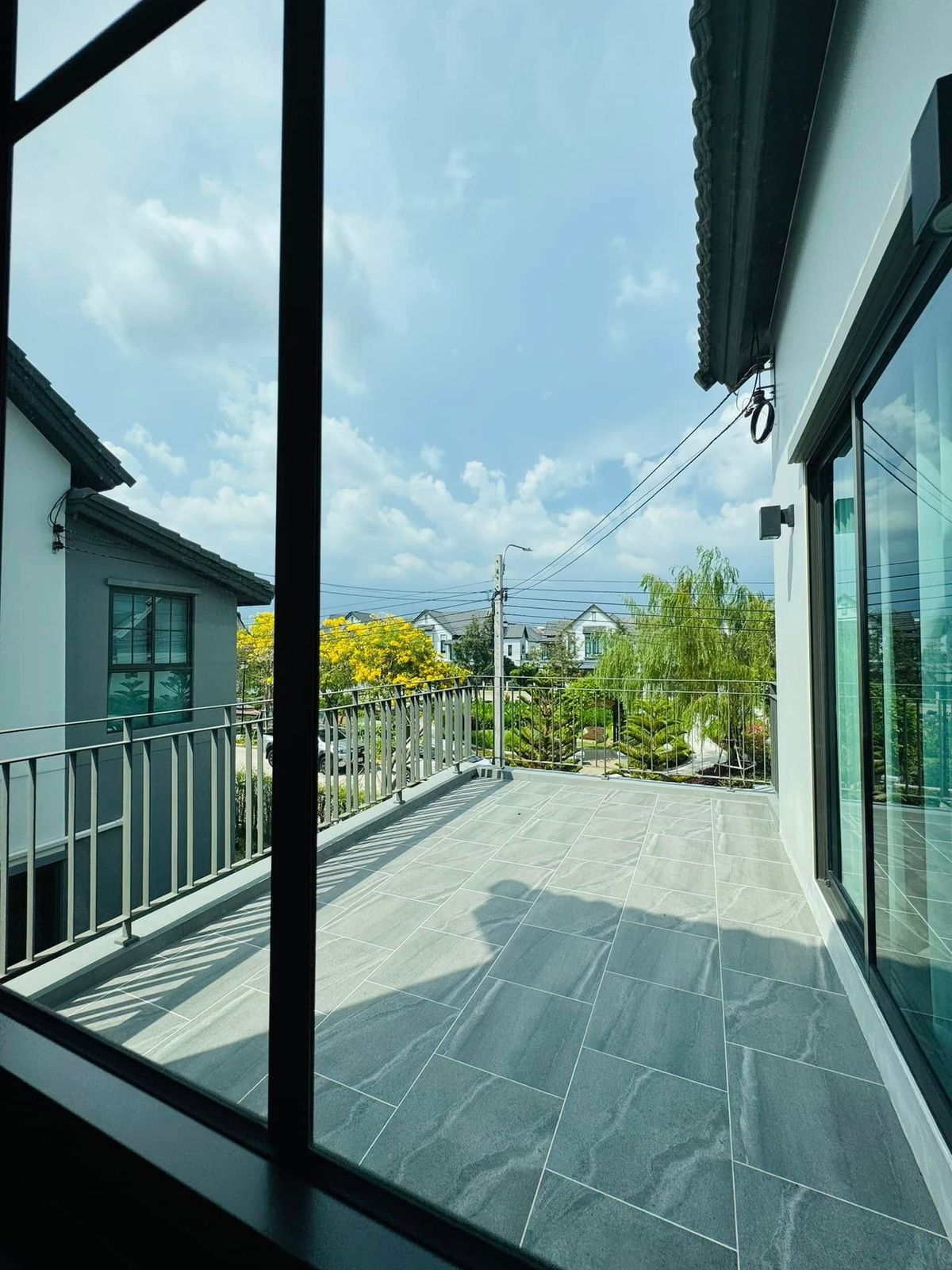 ขายบ้านลาดกระบัง สุวรรณภูมิ : ขายบ้านเดี่ยว 2 ชั้น สราญสิริ รามคำแหง Sanransiri Ramkhamhaeng บ้านสไตล์ Modern Farmhouse แปลงหน้าสวนของโครงการ ที่ตั้ง ถนนเคหะร่มเกล้า คลองสองต้นนุ่น แขวงคลองสองต้นนุ่น เขตลาดกระบัง กรุงเทพฯ 10520 แบบบ้าน ASTER (ขนาดกลางของโครงการ) เนื้อที่ 56.6 ตร.ว.