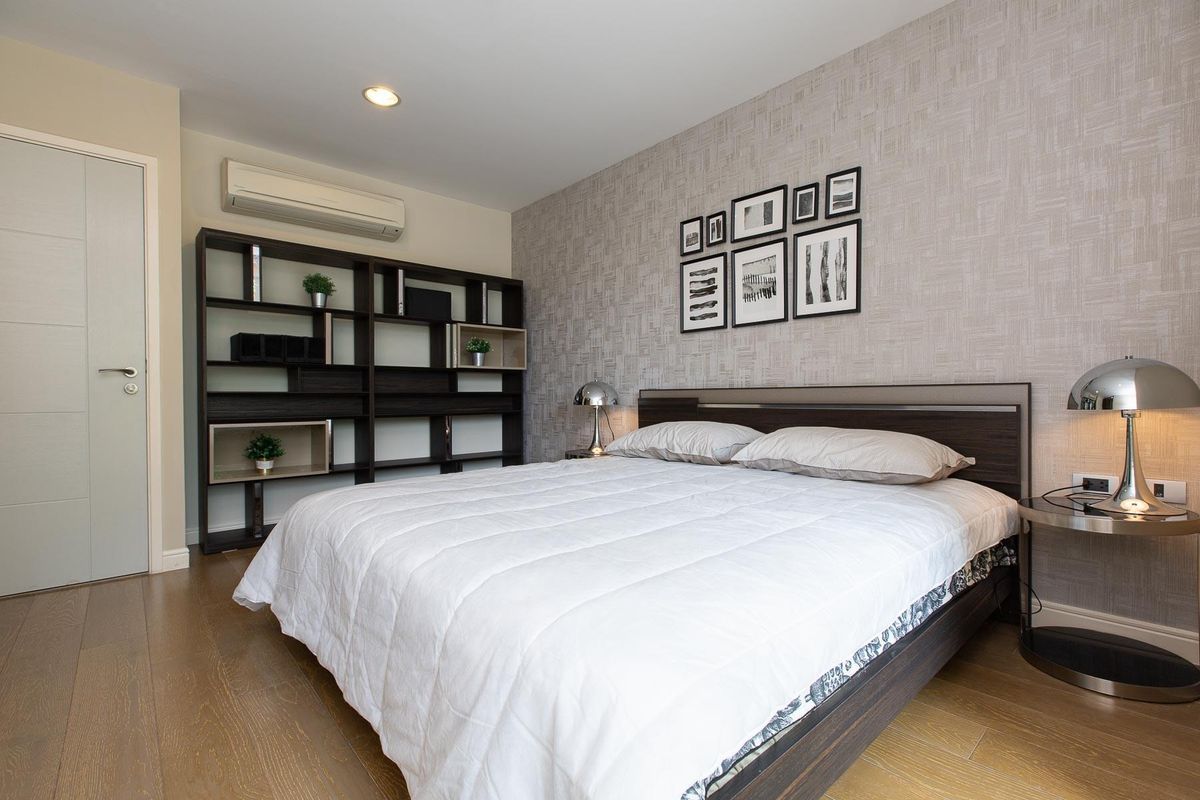 For RentCondoSukhumvit, Asoke, Thonglor : ✨ Luxury condo rental The Crest Sukhumvit 24 with furniture and electrical appliances Wide balcony area, closed kitchen, good location, near BTS Phrom Phong