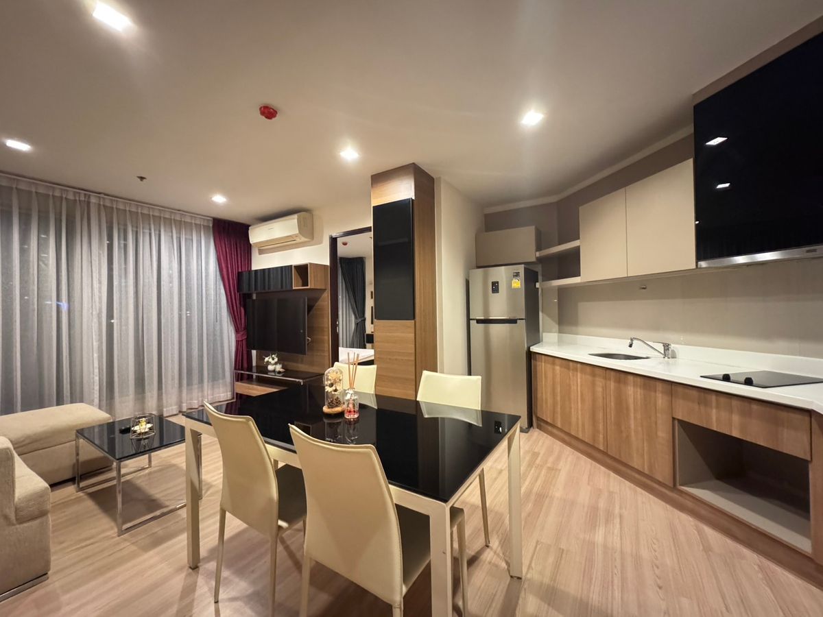 ให้เช่าคอนโดสาทร นราธิวาส : Rhythm Sathorn ห้องใหญ่ 50 ตรม ตกแต่งพร้อมให้เช่า, ใกล้ bts สะพานตากสิน สอบถามได้เลยครับ