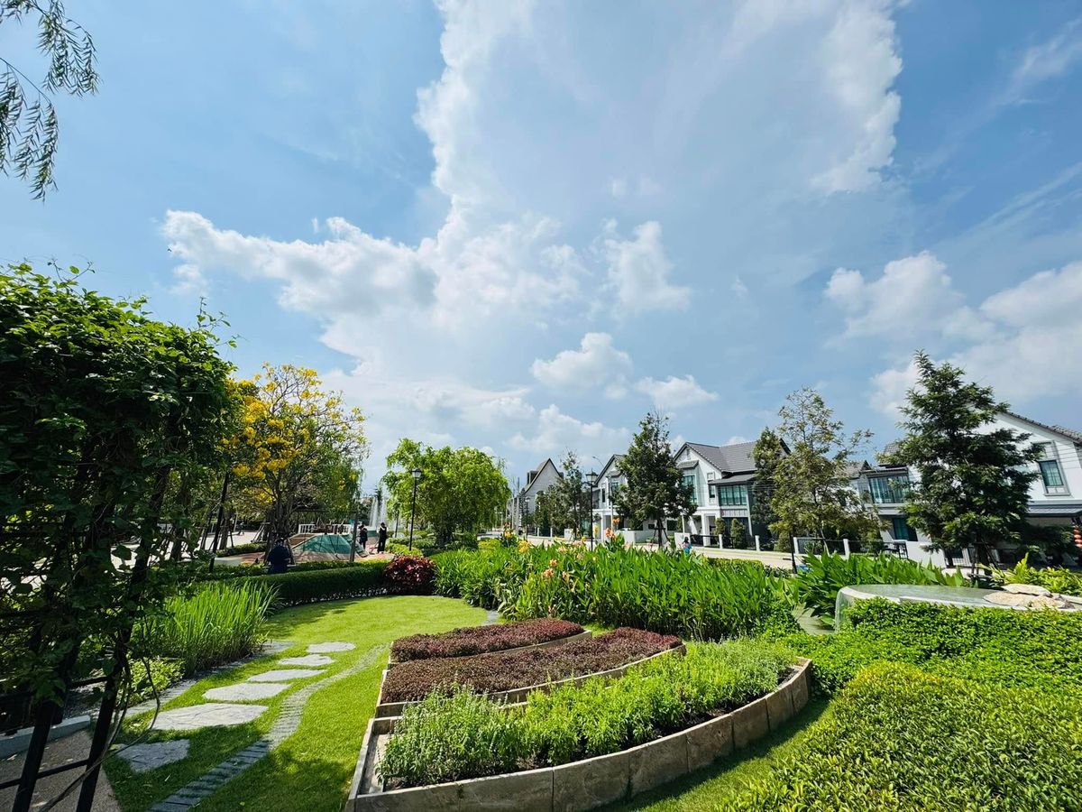 ขายบ้านลาดกระบัง สุวรรณภูมิ : ขายบ้านเดี่ยว 2 ชั้น สราญสิริ รามคำแหง Sanransiri Ramkhamhaeng บ้านสไตล์ Modern Farmhouse แปลงหน้าสวนของโครงการ ที่ตั้ง ถนนเคหะร่มเกล้า คลองสองต้นนุ่น แขวงคลองสองต้นนุ่น เขตลาดกระบัง กรุงเทพฯ 10520 แบบบ้าน ASTER (ขนาดกลางของโครงการ) เนื้อที่ 56.6 ตร.ว.