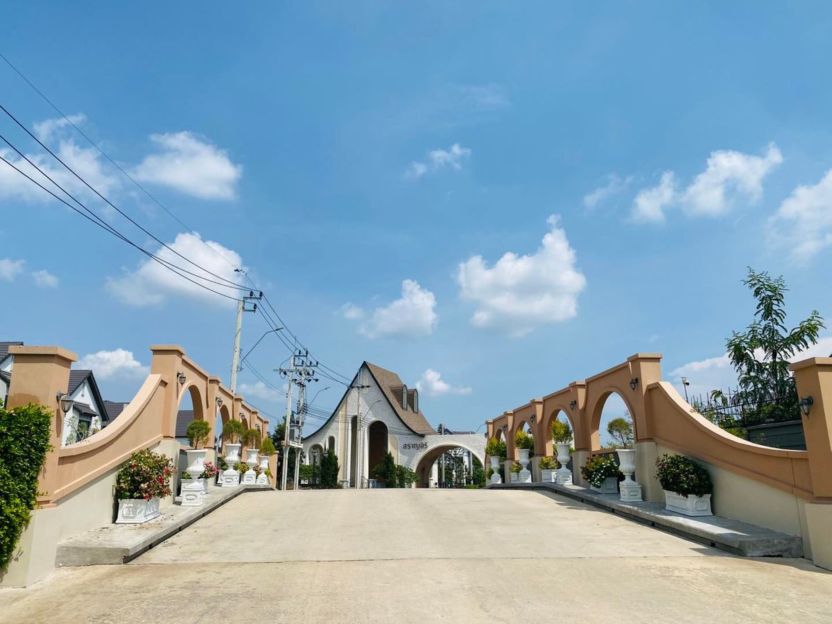 ขายบ้านลาดกระบัง สุวรรณภูมิ : ขายบ้านเดี่ยว 2 ชั้น สราญสิริ รามคำแหง Sanransiri Ramkhamhaeng บ้านสไตล์ Modern Farmhouse แปลงหน้าสวนของโครงการ ที่ตั้ง ถนนเคหะร่มเกล้า คลองสองต้นนุ่น แขวงคลองสองต้นนุ่น เขตลาดกระบัง กรุงเทพฯ 10520 แบบบ้าน ASTER (ขนาดกลางของโครงการ) เนื้อที่ 56.6 ตร.ว.