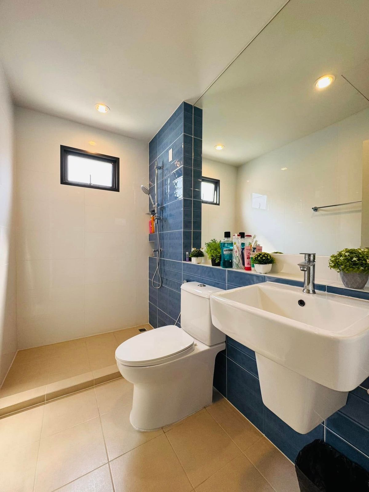 ขายบ้านลาดกระบัง สุวรรณภูมิ : ขายบ้านเดี่ยว 2 ชั้น สราญสิริ รามคำแหง Sanransiri Ramkhamhaeng บ้านสไตล์ Modern Farmhouse แปลงหน้าสวนของโครงการ ที่ตั้ง ถนนเคหะร่มเกล้า คลองสองต้นนุ่น แขวงคลองสองต้นนุ่น เขตลาดกระบัง กรุงเทพฯ 10520 แบบบ้าน ASTER (ขนาดกลางของโครงการ) เนื้อที่ 56.6 ตร.ว.