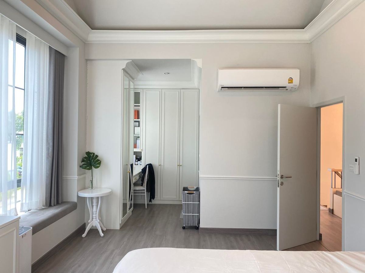 ขายบ้านลาดกระบัง สุวรรณภูมิ : ขายบ้านเดี่ยว 2 ชั้น สราญสิริ รามคำแหง Sanransiri Ramkhamhaeng บ้านสไตล์ Modern Farmhouse แปลงหน้าสวนของโครงการ ที่ตั้ง ถนนเคหะร่มเกล้า คลองสองต้นนุ่น แขวงคลองสองต้นนุ่น เขตลาดกระบัง กรุงเทพฯ 10520 แบบบ้าน ASTER (ขนาดกลางของโครงการ) เนื้อที่ 56.6 ตร.ว.