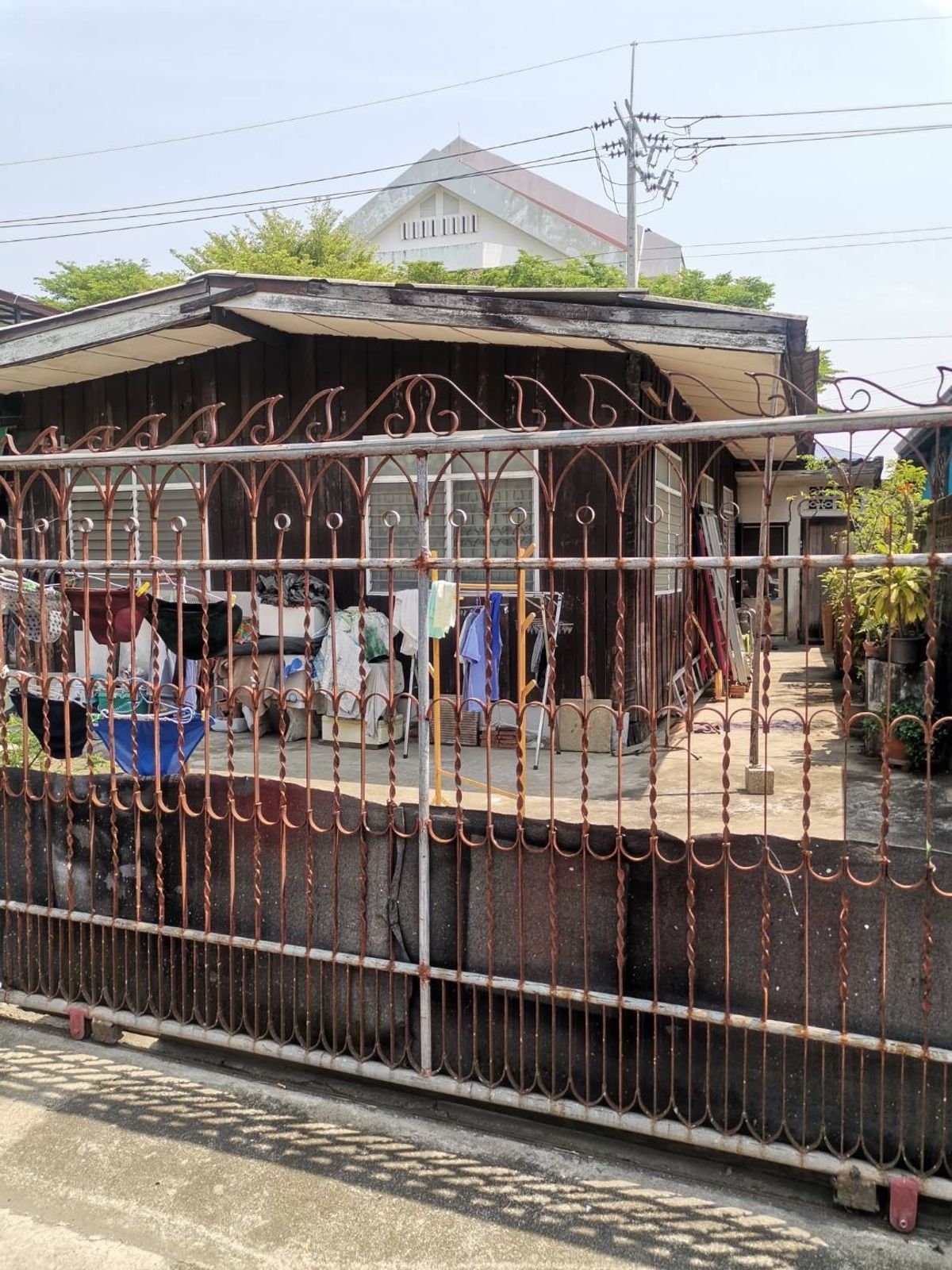 For SaleLandSeri Thai, Ramkhamhaeng Nida : Urgent sale of land with 1 -story old house, Serithai 37