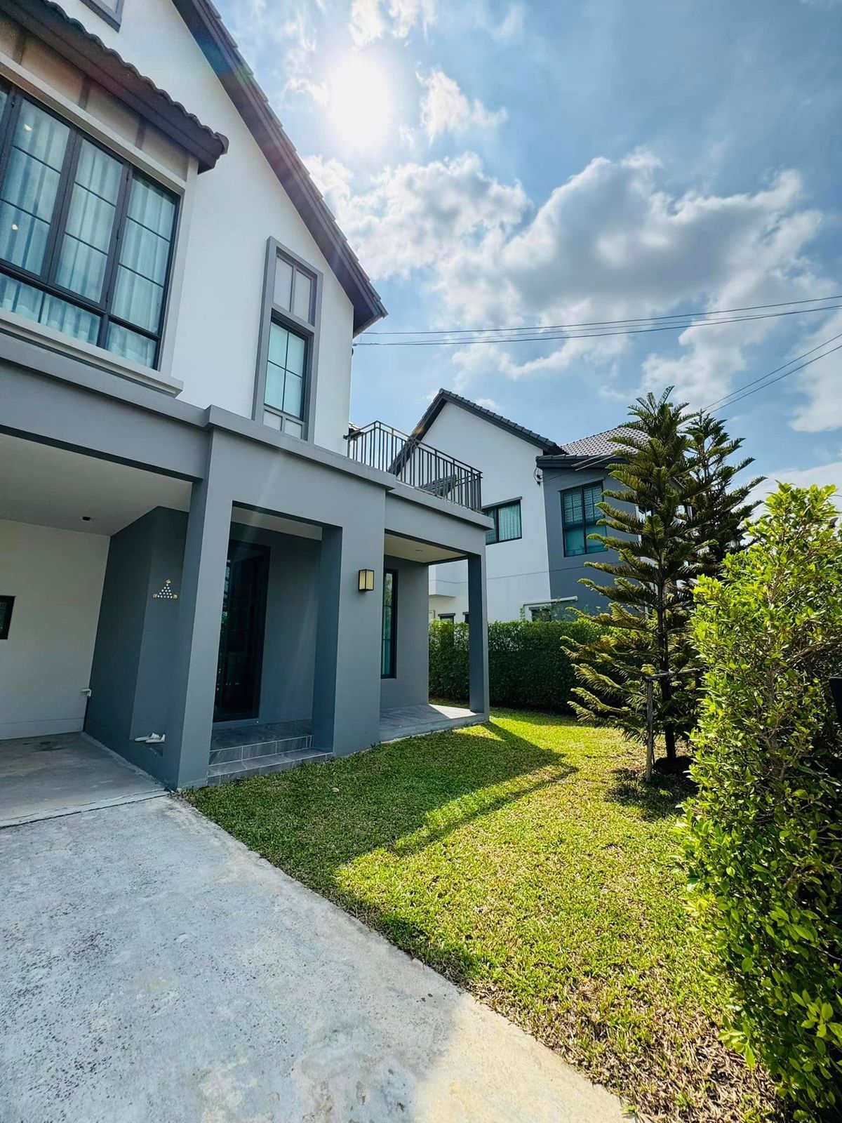 ขายบ้านลาดกระบัง สุวรรณภูมิ : ขายบ้านเดี่ยว 2 ชั้น สราญสิริ รามคำแหง Sanransiri Ramkhamhaeng บ้านสไตล์ Modern Farmhouse แปลงหน้าสวนของโครงการ ที่ตั้ง ถนนเคหะร่มเกล้า คลองสองต้นนุ่น แขวงคลองสองต้นนุ่น เขตลาดกระบัง กรุงเทพฯ 10520 แบบบ้าน ASTER (ขนาดกลางของโครงการ) เนื้อที่ 56.6 ตร.ว.