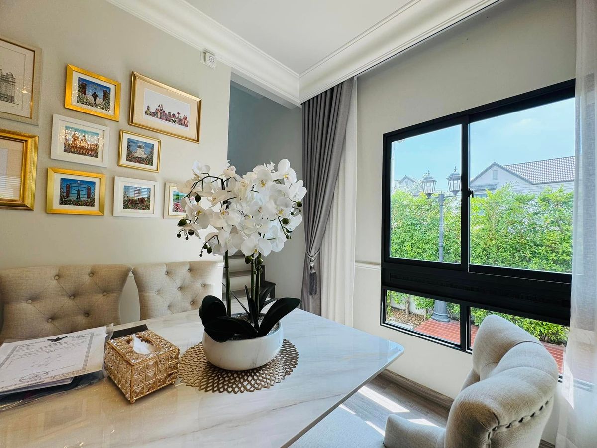 ขายบ้านลาดกระบัง สุวรรณภูมิ : ขายบ้านเดี่ยว 2 ชั้น สราญสิริ รามคำแหง Sanransiri Ramkhamhaeng บ้านสไตล์ Modern Farmhouse แปลงหน้าสวนของโครงการ ที่ตั้ง ถนนเคหะร่มเกล้า คลองสองต้นนุ่น แขวงคลองสองต้นนุ่น เขตลาดกระบัง กรุงเทพฯ 10520 แบบบ้าน ASTER (ขนาดกลางของโครงการ) เนื้อที่ 56.6 ตร.ว.