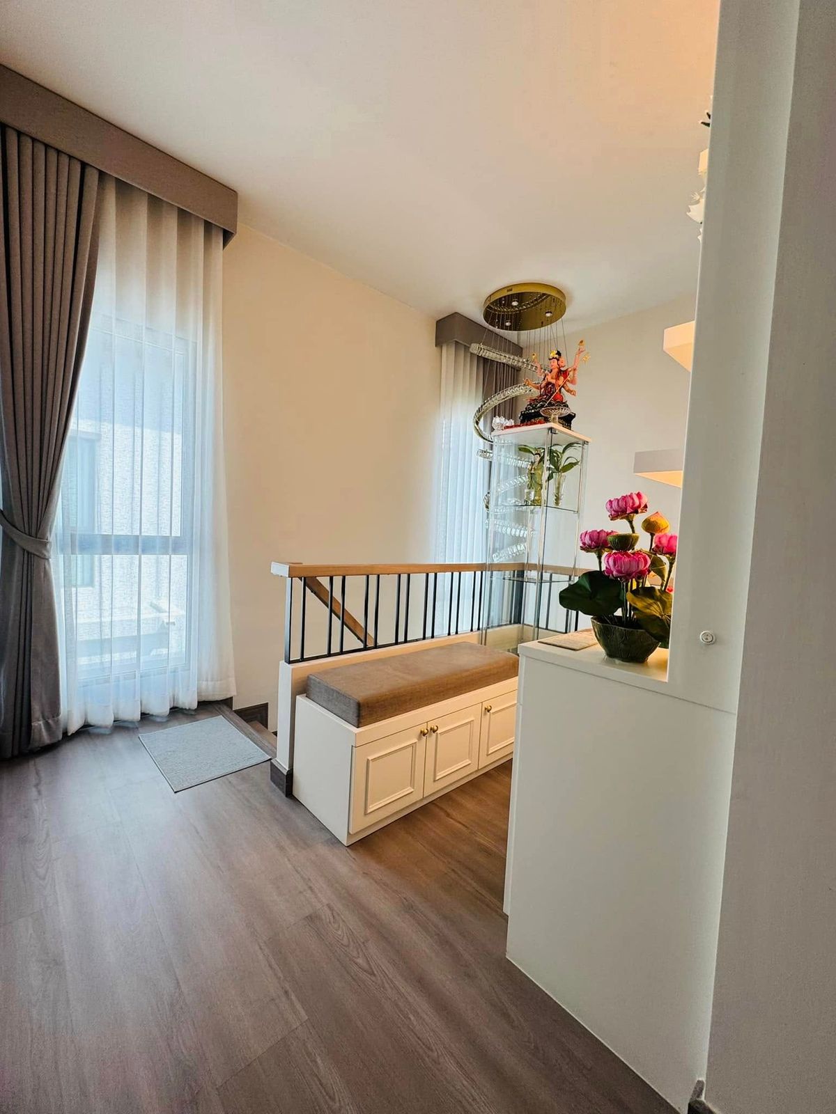 ขายบ้านลาดกระบัง สุวรรณภูมิ : ขายบ้านเดี่ยว 2 ชั้น สราญสิริ รามคำแหง Sanransiri Ramkhamhaeng บ้านสไตล์ Modern Farmhouse แปลงหน้าสวนของโครงการ ที่ตั้ง ถนนเคหะร่มเกล้า คลองสองต้นนุ่น แขวงคลองสองต้นนุ่น เขตลาดกระบัง กรุงเทพฯ 10520 แบบบ้าน ASTER (ขนาดกลางของโครงการ) เนื้อที่ 56.6 ตร.ว.