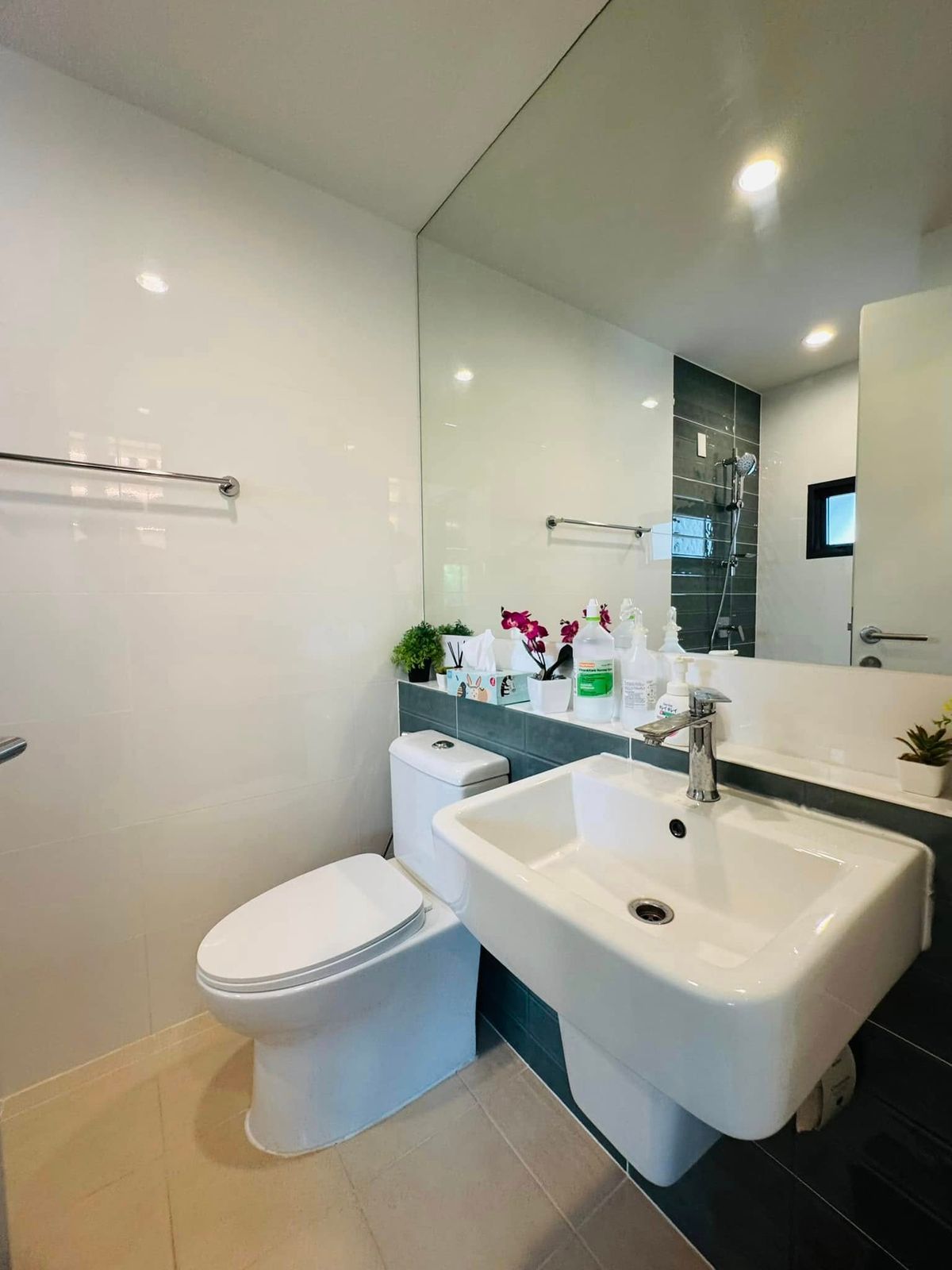 ขายบ้านลาดกระบัง สุวรรณภูมิ : ขายบ้านเดี่ยว 2 ชั้น สราญสิริ รามคำแหง Sanransiri Ramkhamhaeng บ้านสไตล์ Modern Farmhouse แปลงหน้าสวนของโครงการ ที่ตั้ง ถนนเคหะร่มเกล้า คลองสองต้นนุ่น แขวงคลองสองต้นนุ่น เขตลาดกระบัง กรุงเทพฯ 10520 แบบบ้าน ASTER (ขนาดกลางของโครงการ) เนื้อที่ 56.6 ตร.ว.