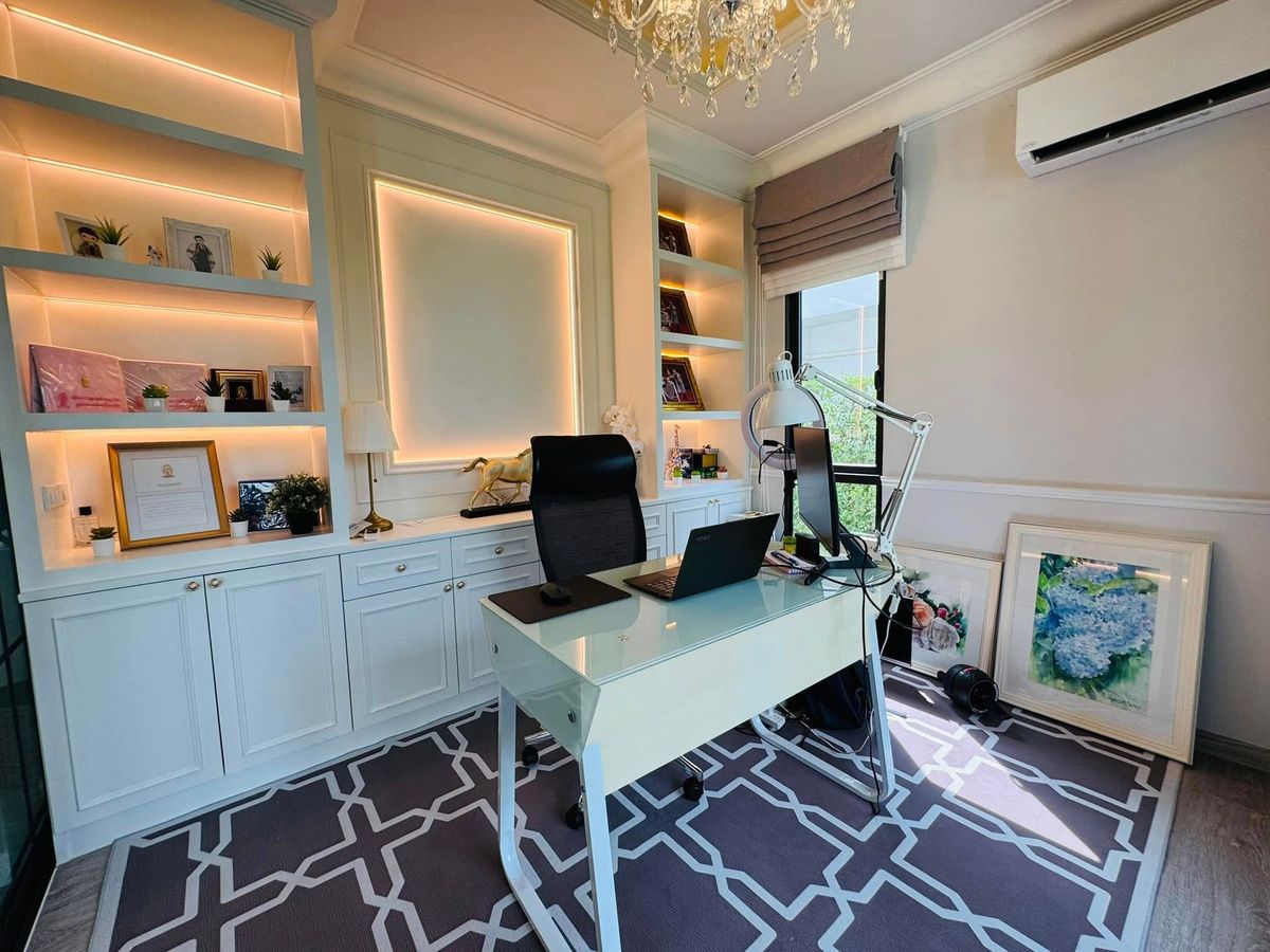 ขายบ้านลาดกระบัง สุวรรณภูมิ : ขายบ้านเดี่ยว 2 ชั้น สราญสิริ รามคำแหง Sanransiri Ramkhamhaeng บ้านสไตล์ Modern Farmhouse แปลงหน้าสวนของโครงการ ที่ตั้ง ถนนเคหะร่มเกล้า คลองสองต้นนุ่น แขวงคลองสองต้นนุ่น เขตลาดกระบัง กรุงเทพฯ 10520 แบบบ้าน ASTER (ขนาดกลางของโครงการ) เนื้อที่ 56.6 ตร.ว.