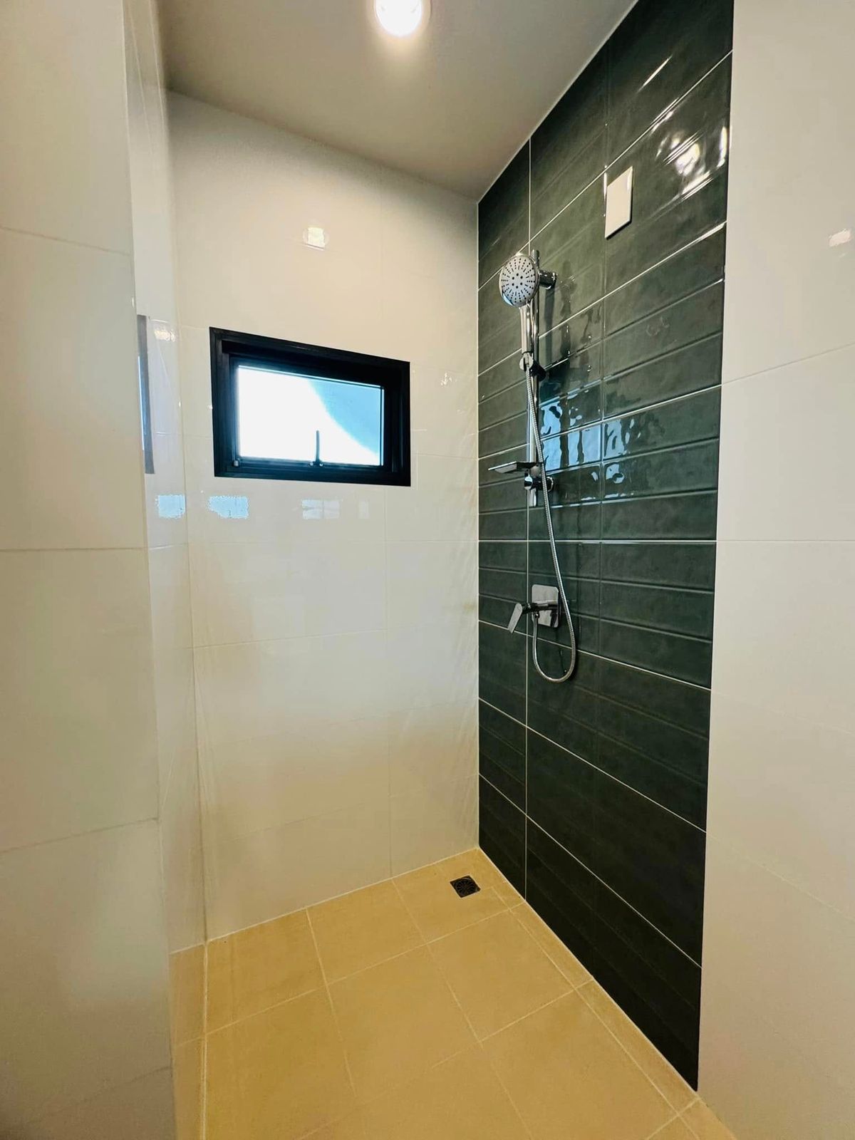 ขายบ้านลาดกระบัง สุวรรณภูมิ : ขายบ้านเดี่ยว 2 ชั้น สราญสิริ รามคำแหง Sanransiri Ramkhamhaeng บ้านสไตล์ Modern Farmhouse แปลงหน้าสวนของโครงการ ที่ตั้ง ถนนเคหะร่มเกล้า คลองสองต้นนุ่น แขวงคลองสองต้นนุ่น เขตลาดกระบัง กรุงเทพฯ 10520 แบบบ้าน ASTER (ขนาดกลางของโครงการ) เนื้อที่ 56.6 ตร.ว.