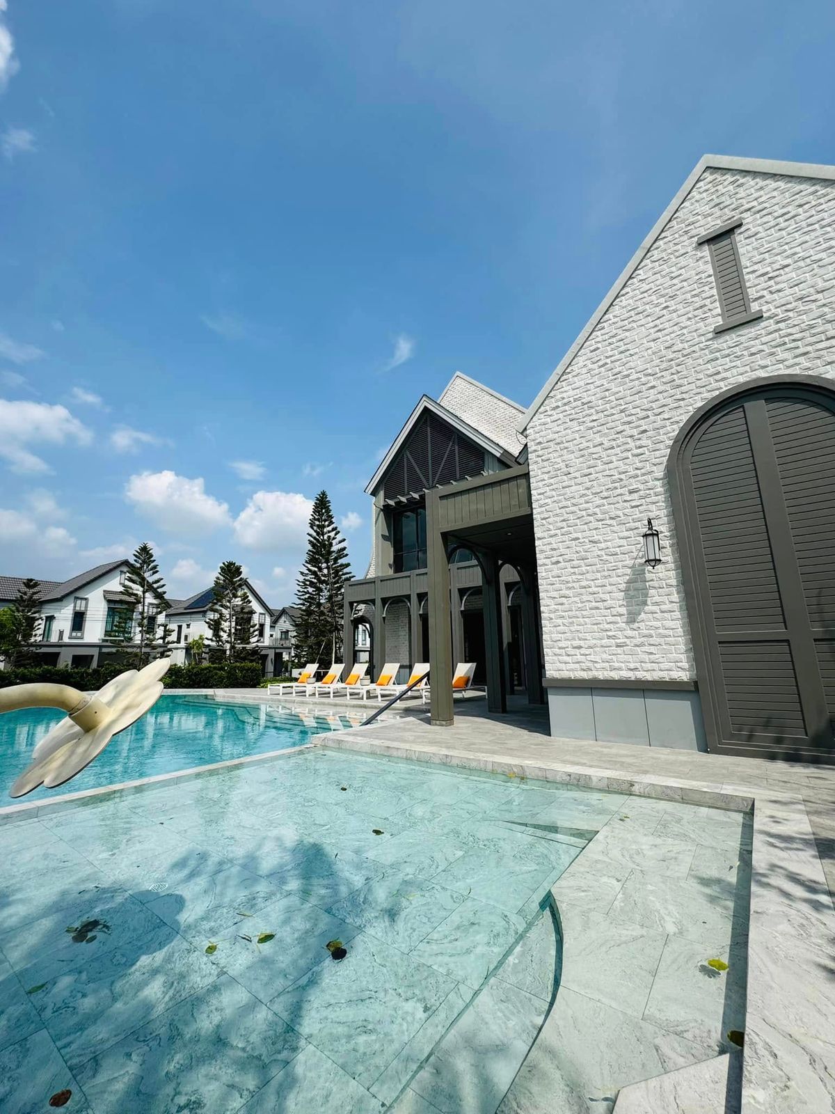 ขายบ้านลาดกระบัง สุวรรณภูมิ : ขายบ้านเดี่ยว 2 ชั้น สราญสิริ รามคำแหง Sanransiri Ramkhamhaeng บ้านสไตล์ Modern Farmhouse แปลงหน้าสวนของโครงการ ที่ตั้ง ถนนเคหะร่มเกล้า คลองสองต้นนุ่น แขวงคลองสองต้นนุ่น เขตลาดกระบัง กรุงเทพฯ 10520 แบบบ้าน ASTER (ขนาดกลางของโครงการ) เนื้อที่ 56.6 ตร.ว.