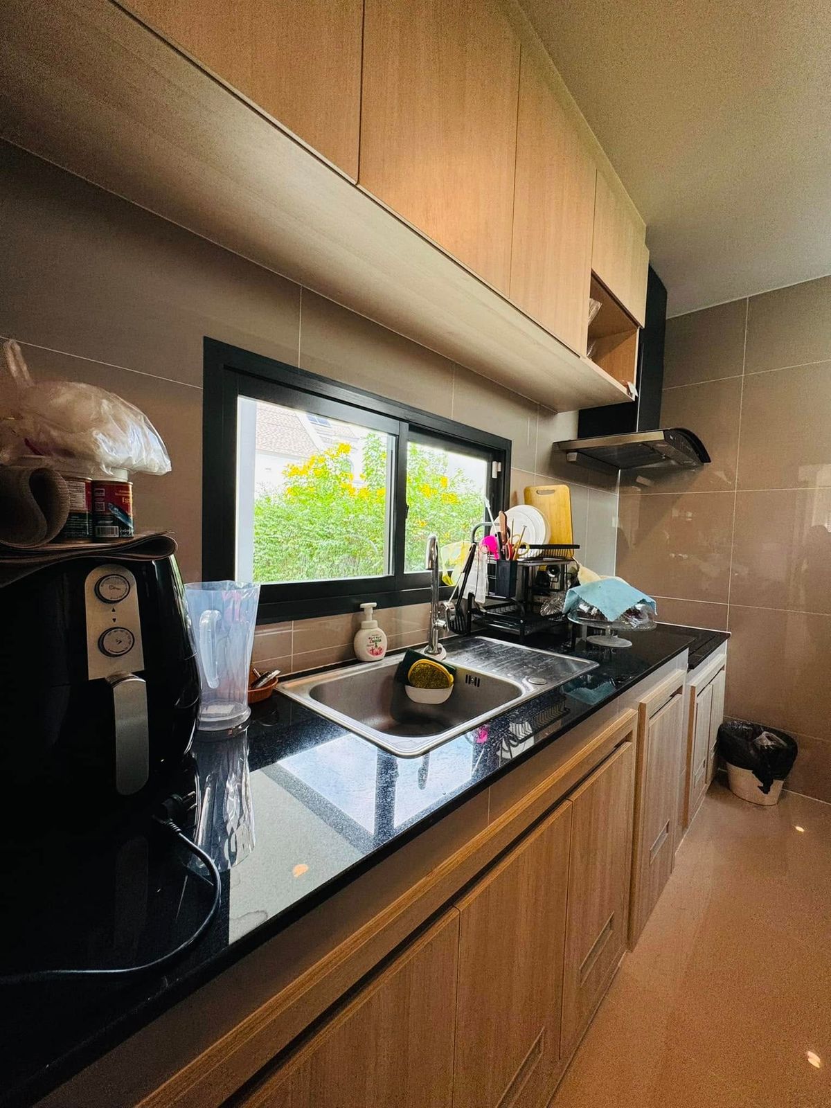 ขายบ้านลาดกระบัง สุวรรณภูมิ : ขายบ้านเดี่ยว 2 ชั้น สราญสิริ รามคำแหง Sanransiri Ramkhamhaeng บ้านสไตล์ Modern Farmhouse แปลงหน้าสวนของโครงการ ที่ตั้ง ถนนเคหะร่มเกล้า คลองสองต้นนุ่น แขวงคลองสองต้นนุ่น เขตลาดกระบัง กรุงเทพฯ 10520 แบบบ้าน ASTER (ขนาดกลางของโครงการ) เนื้อที่ 56.6 ตร.ว.