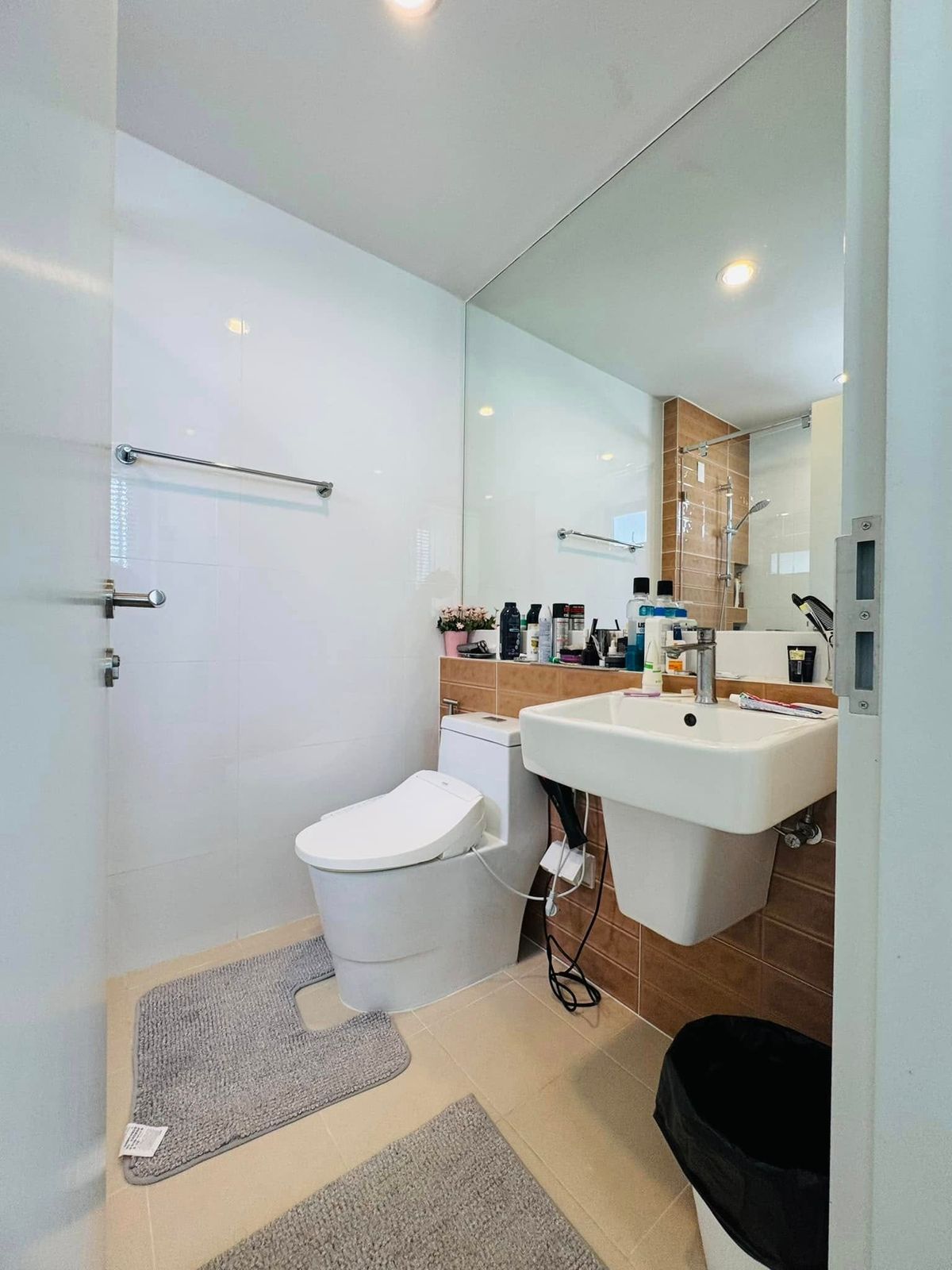 ขายบ้านลาดกระบัง สุวรรณภูมิ : ขายบ้านเดี่ยว 2 ชั้น สราญสิริ รามคำแหง Sanransiri Ramkhamhaeng บ้านสไตล์ Modern Farmhouse แปลงหน้าสวนของโครงการ ที่ตั้ง ถนนเคหะร่มเกล้า คลองสองต้นนุ่น แขวงคลองสองต้นนุ่น เขตลาดกระบัง กรุงเทพฯ 10520 แบบบ้าน ASTER (ขนาดกลางของโครงการ) เนื้อที่ 56.6 ตร.ว.