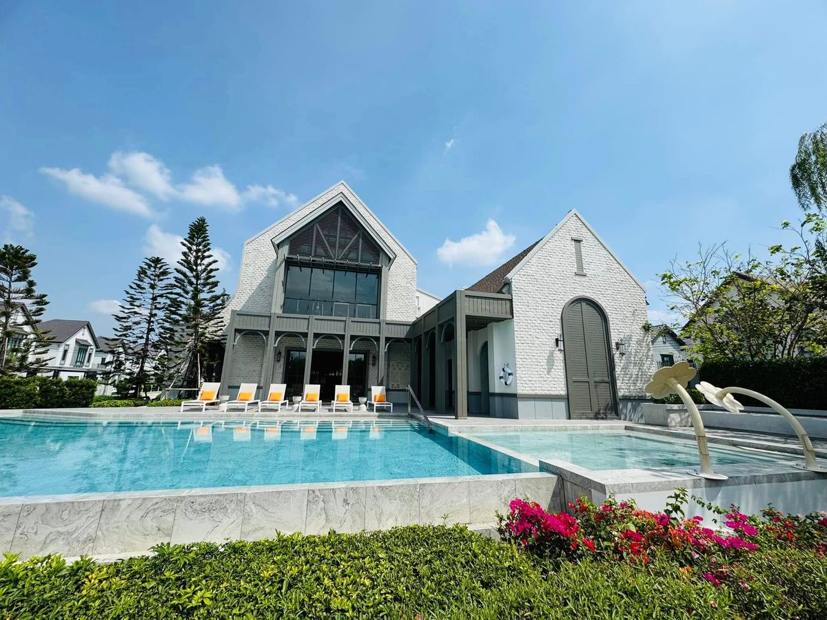 ขายบ้านลาดกระบัง สุวรรณภูมิ : ขายบ้านเดี่ยว 2 ชั้น สราญสิริ รามคำแหง Sanransiri Ramkhamhaeng บ้านสไตล์ Modern Farmhouse แปลงหน้าสวนของโครงการ ที่ตั้ง ถนนเคหะร่มเกล้า คลองสองต้นนุ่น แขวงคลองสองต้นนุ่น เขตลาดกระบัง กรุงเทพฯ 10520 แบบบ้าน ASTER (ขนาดกลางของโครงการ) เนื้อที่ 56.6 ตร.ว.