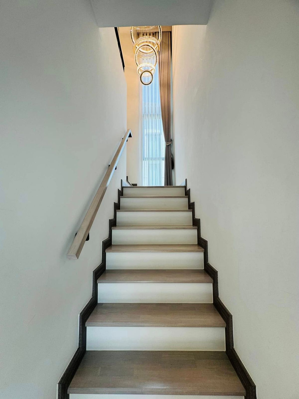 ขายบ้านลาดกระบัง สุวรรณภูมิ : ขายบ้านเดี่ยว 2 ชั้น สราญสิริ รามคำแหง Sanransiri Ramkhamhaeng บ้านสไตล์ Modern Farmhouse แปลงหน้าสวนของโครงการ ที่ตั้ง ถนนเคหะร่มเกล้า คลองสองต้นนุ่น แขวงคลองสองต้นนุ่น เขตลาดกระบัง กรุงเทพฯ 10520 แบบบ้าน ASTER (ขนาดกลางของโครงการ) เนื้อที่ 56.6 ตร.ว.