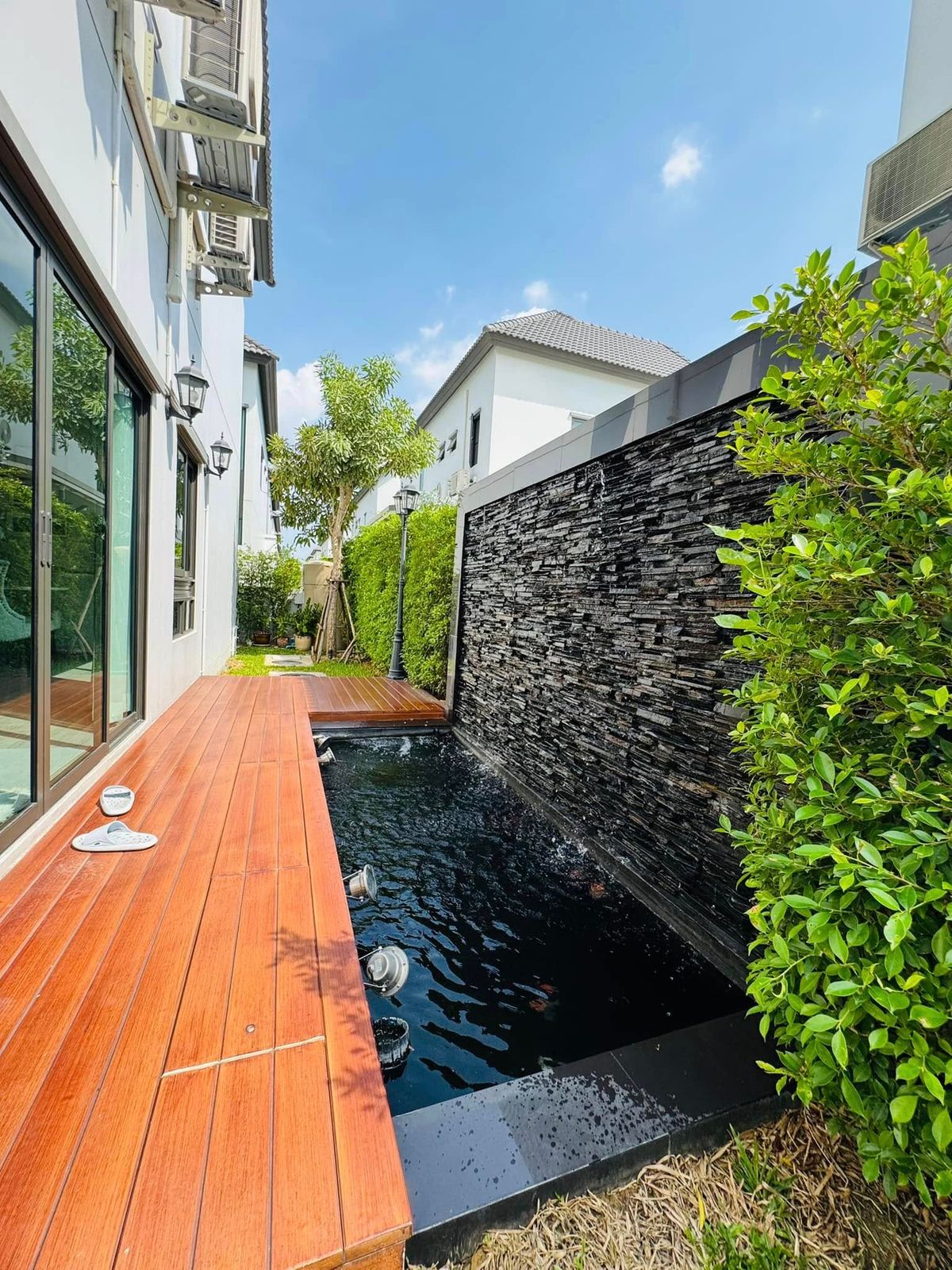 ขายบ้านลาดกระบัง สุวรรณภูมิ : ขายบ้านเดี่ยว 2 ชั้น สราญสิริ รามคำแหง Sanransiri Ramkhamhaeng บ้านสไตล์ Modern Farmhouse แปลงหน้าสวนของโครงการ ที่ตั้ง ถนนเคหะร่มเกล้า คลองสองต้นนุ่น แขวงคลองสองต้นนุ่น เขตลาดกระบัง กรุงเทพฯ 10520 แบบบ้าน ASTER (ขนาดกลางของโครงการ) เนื้อที่ 56.6 ตร.ว.