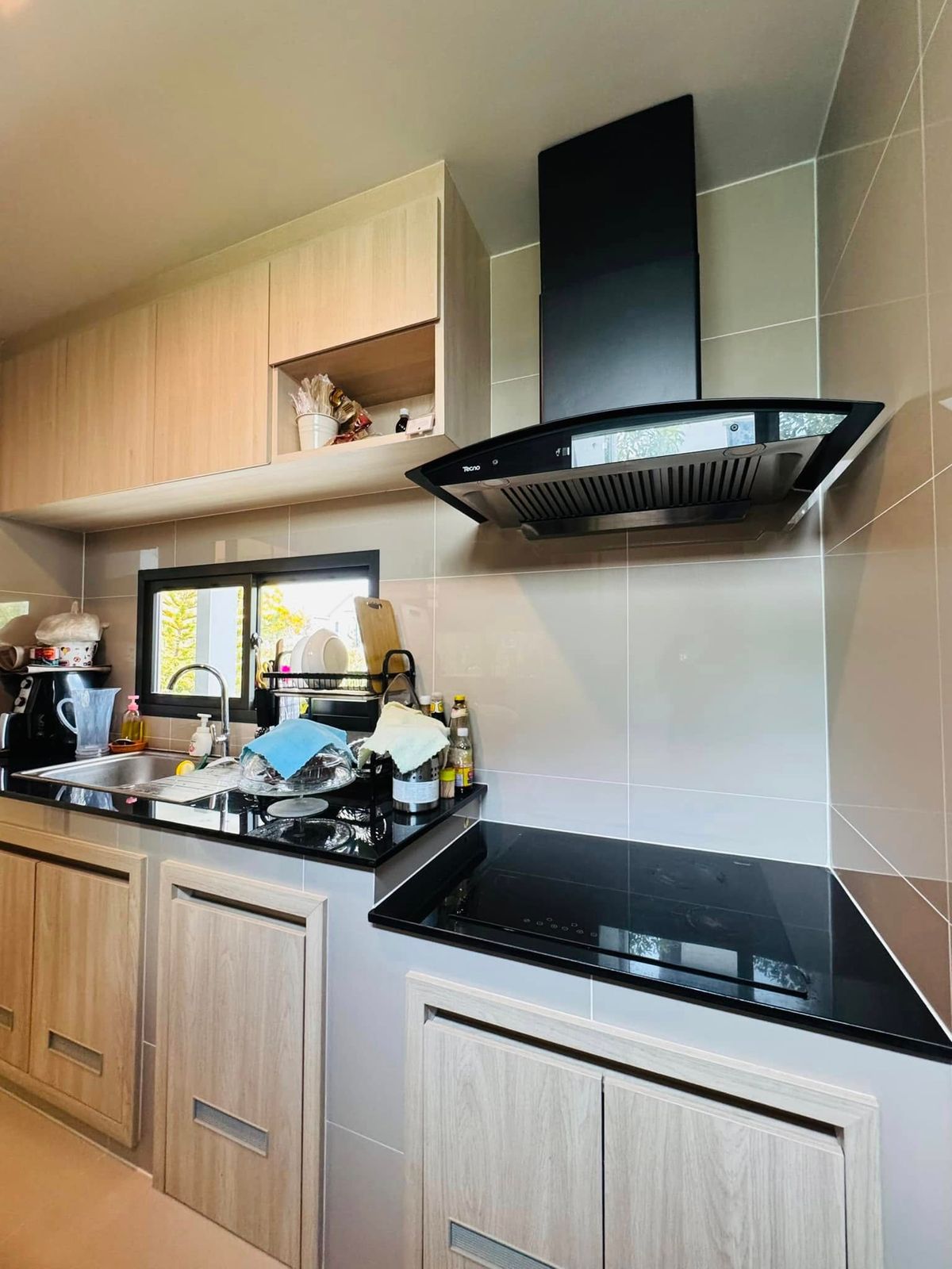 ขายบ้านลาดกระบัง สุวรรณภูมิ : ขายบ้านเดี่ยว 2 ชั้น สราญสิริ รามคำแหง Sanransiri Ramkhamhaeng บ้านสไตล์ Modern Farmhouse แปลงหน้าสวนของโครงการ ที่ตั้ง ถนนเคหะร่มเกล้า คลองสองต้นนุ่น แขวงคลองสองต้นนุ่น เขตลาดกระบัง กรุงเทพฯ 10520 แบบบ้าน ASTER (ขนาดกลางของโครงการ) เนื้อที่ 56.6 ตร.ว.