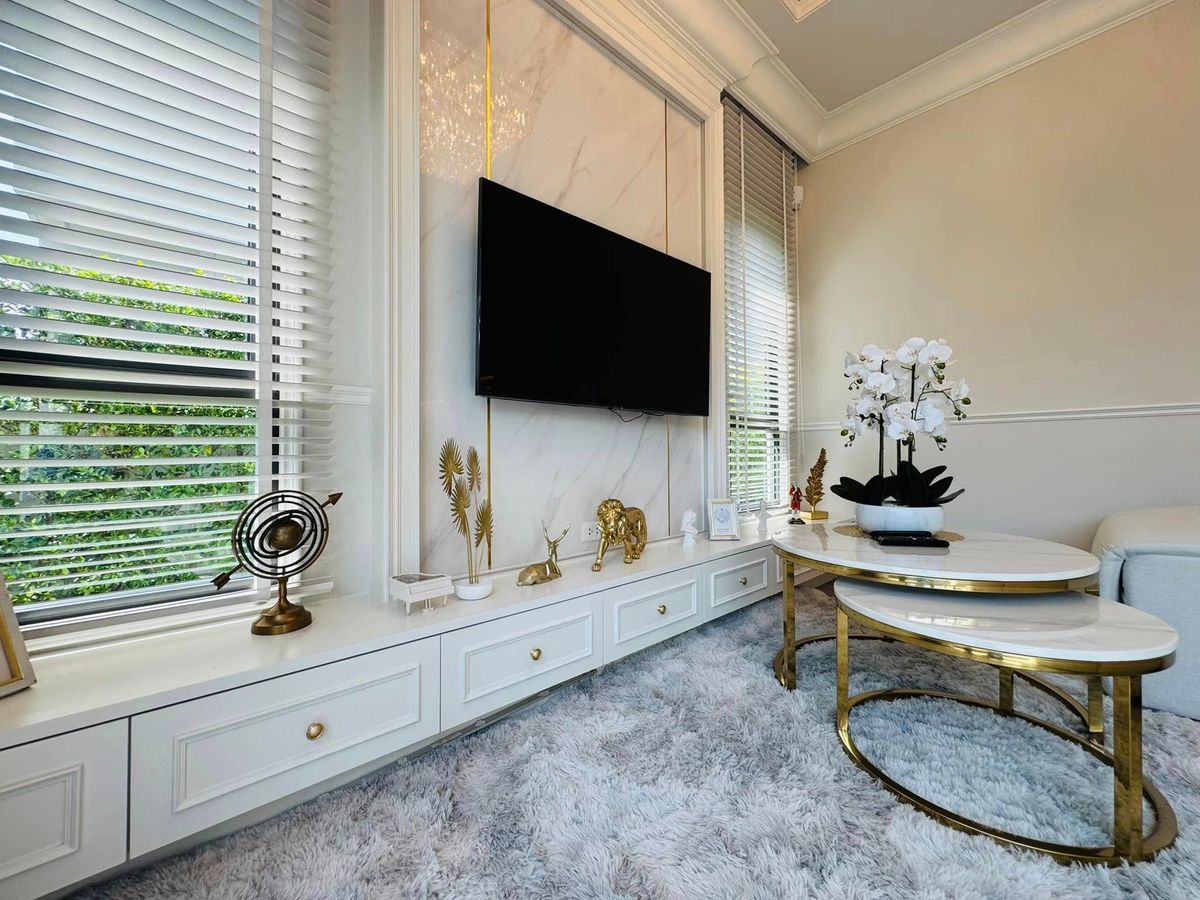 ขายบ้านลาดกระบัง สุวรรณภูมิ : ขายบ้านเดี่ยว 2 ชั้น สราญสิริ รามคำแหง Sanransiri Ramkhamhaeng บ้านสไตล์ Modern Farmhouse แปลงหน้าสวนของโครงการ ที่ตั้ง ถนนเคหะร่มเกล้า คลองสองต้นนุ่น แขวงคลองสองต้นนุ่น เขตลาดกระบัง กรุงเทพฯ 10520 แบบบ้าน ASTER (ขนาดกลางของโครงการ) เนื้อที่ 56.6 ตร.ว.