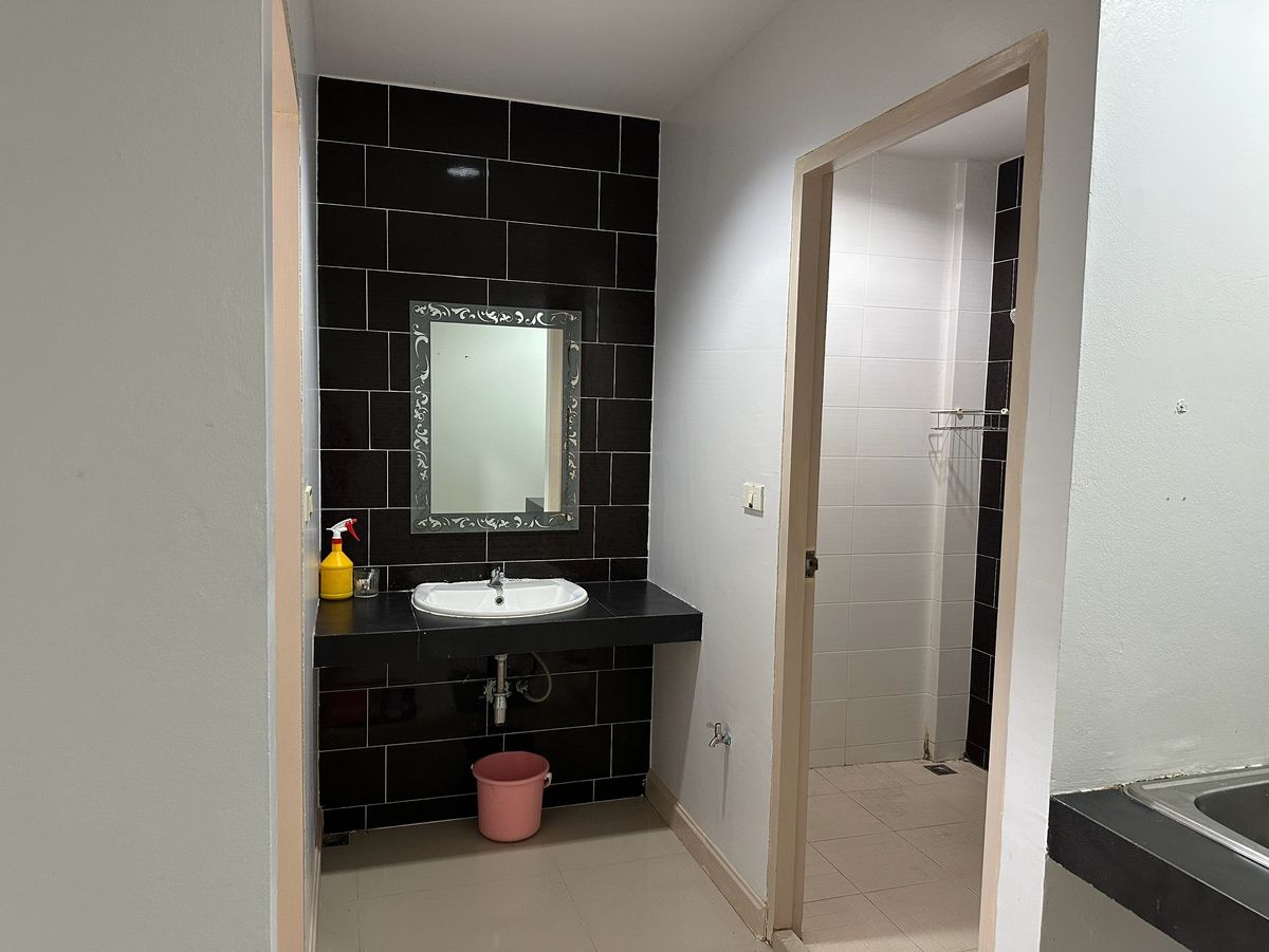 ขายอาคารพาณิชย์สีลม ศาลาแดง บางรัก : ขายอาคารพาณิชย์ 2 คูหา, 4 ชั้น, 26 ตร.วา, ศาลาแดง ซอย 1, ติด Central Park ทำเลศักยภาพ, ติด BTS ศาลาแดง และ MRT สีลม