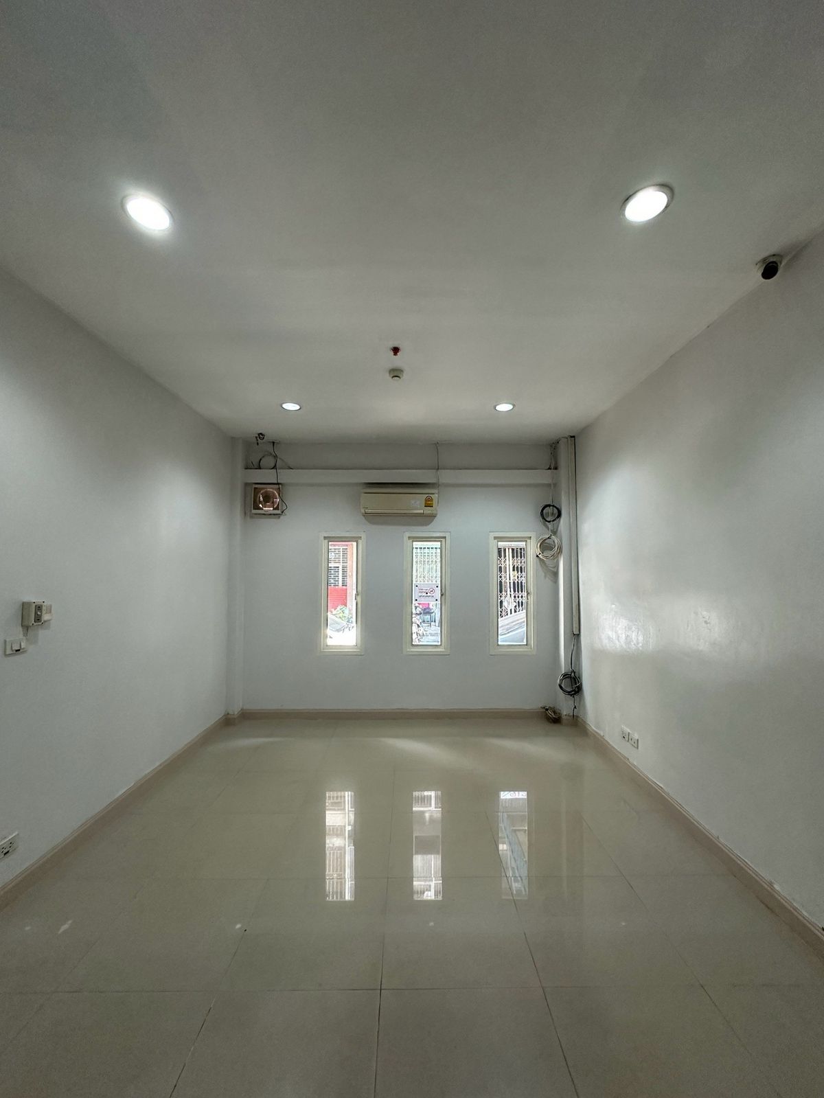 ขายอาคารพาณิชย์สีลม ศาลาแดง บางรัก : ขายอาคารพาณิชย์ 2 คูหา, 4 ชั้น, 26 ตร.วา, ศาลาแดง ซอย 1, ติด Central Park ทำเลศักยภาพ, ติด BTS ศาลาแดง และ MRT สีลม