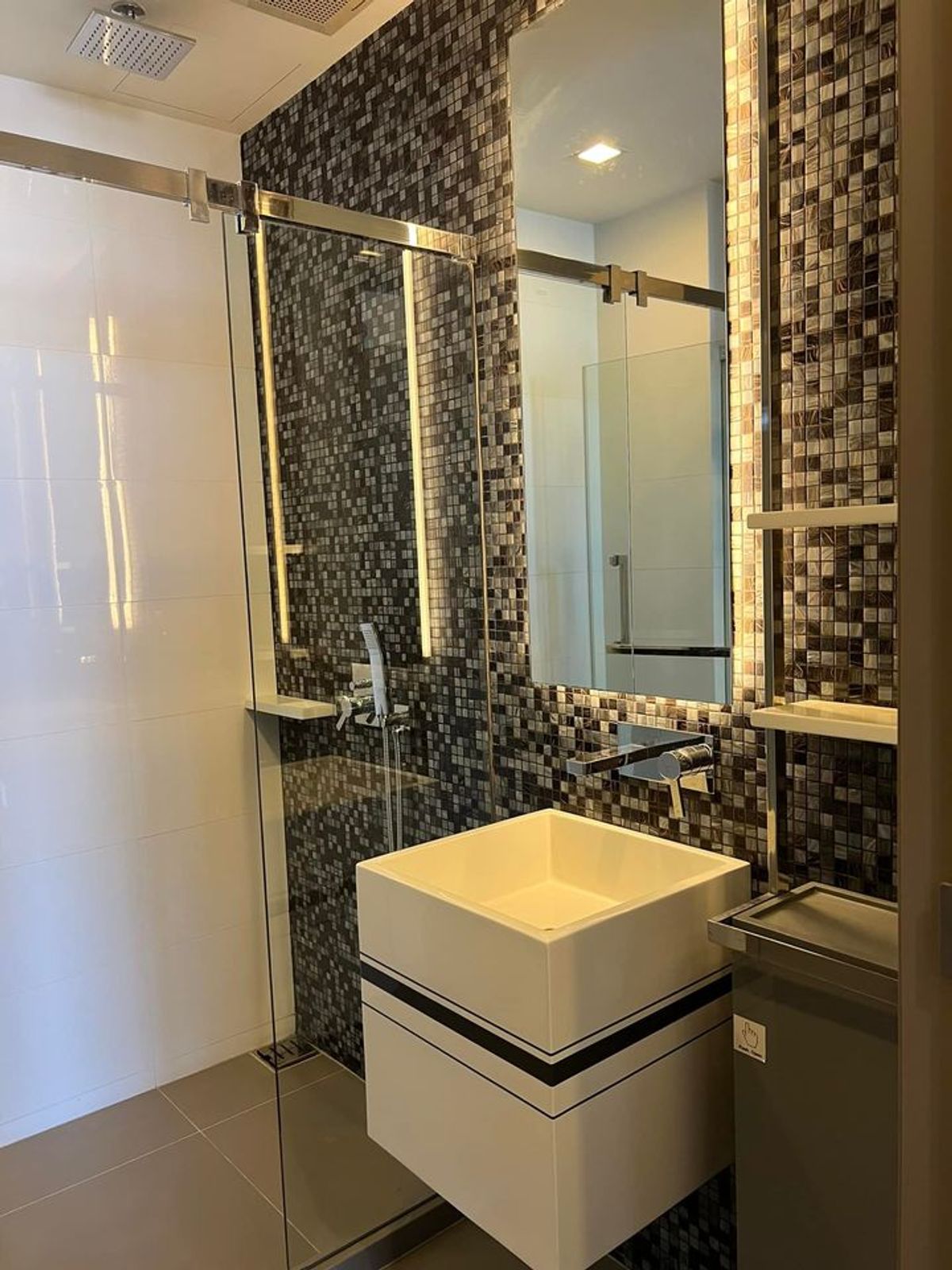 CondoSiam Paragon ,Chulalongkorn,Samyan : The Room Rama 4【𝐒𝐄𝐋𝐋 & 𝐑𝐄𝐍𝐓】🔥Room in good location, lots of space, built-in, near MRT Hua Lamphong 🔥 Contact Line ID: @hacondo