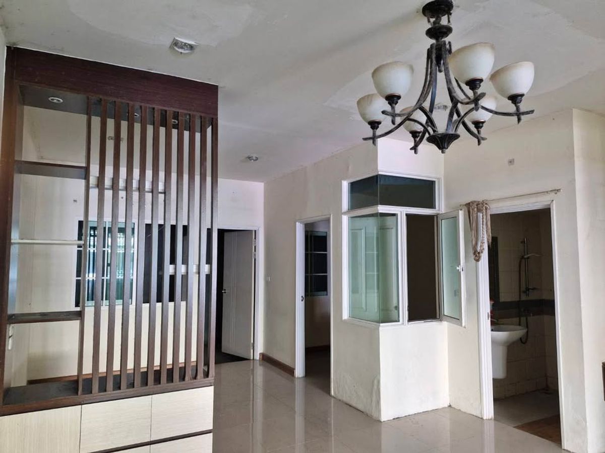 ขายทาวน์โฮมลาดกระบัง สุวรรณภูมิ : บ้านทาวน์โฮม 2 ชั้น หมู่บ้านโกลเด้นทาวน์ อ่อนนุช-พัฒนาการ (SM1089)