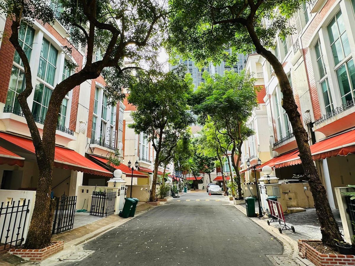 For RentTownhomeSukhumvit, Asoke, Thonglor : Rent a townhouse, Ban Klang Krung, Thonglor, Sukhumvit 55 B. Khlong Tan Nuea B. Watthana, Bangkok (Property Code TT2-31)
