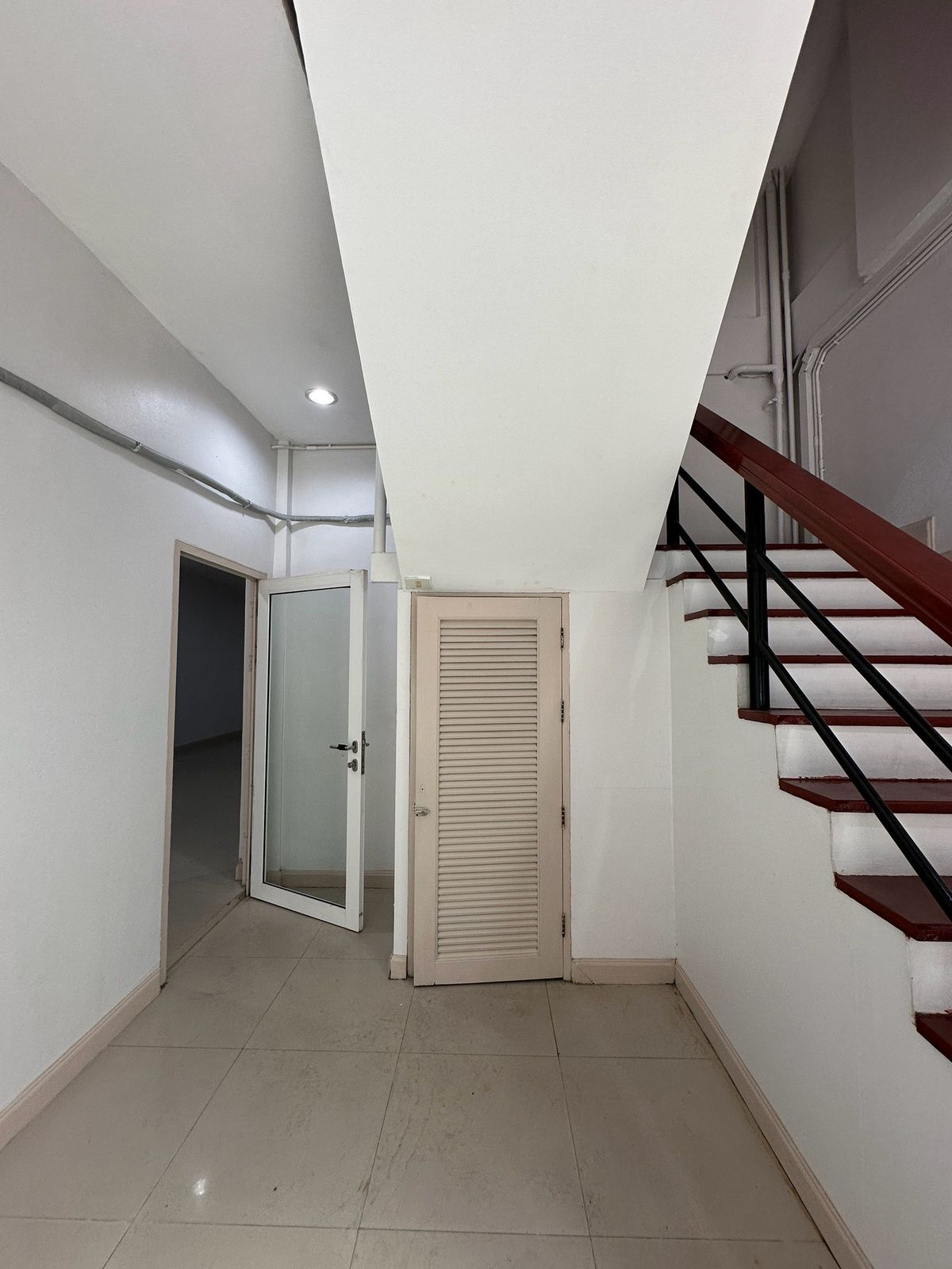 ขายอาคารพาณิชย์สีลม ศาลาแดง บางรัก : ขายอาคารพาณิชย์ 2 คูหา, 4 ชั้น, 26 ตร.วา, ศาลาแดง ซอย 1, ติด Central Park ทำเลศักยภาพ, ติด BTS ศาลาแดง และ MRT สีลม