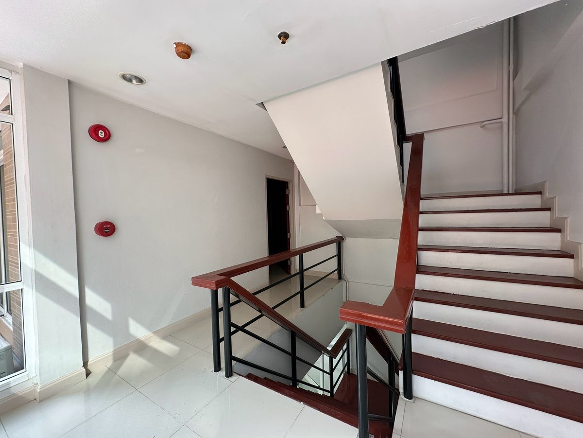 ขายอาคารพาณิชย์สีลม ศาลาแดง บางรัก : ขายอาคารพาณิชย์ 2 คูหา, 4 ชั้น, 26 ตร.วา, ศาลาแดง ซอย 1, ติด Central Park ทำเลศักยภาพ, ติด BTS ศาลาแดง และ MRT สีลม