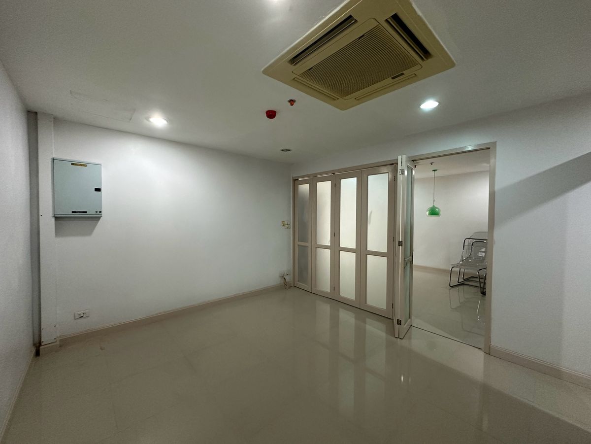 ขายอาคารพาณิชย์สีลม ศาลาแดง บางรัก : ขายอาคารพาณิชย์ 2 คูหา, 4 ชั้น, 26 ตร.วา, ศาลาแดง ซอย 1, ติด Central Park ทำเลศักยภาพ, ติด BTS ศาลาแดง และ MRT สีลม