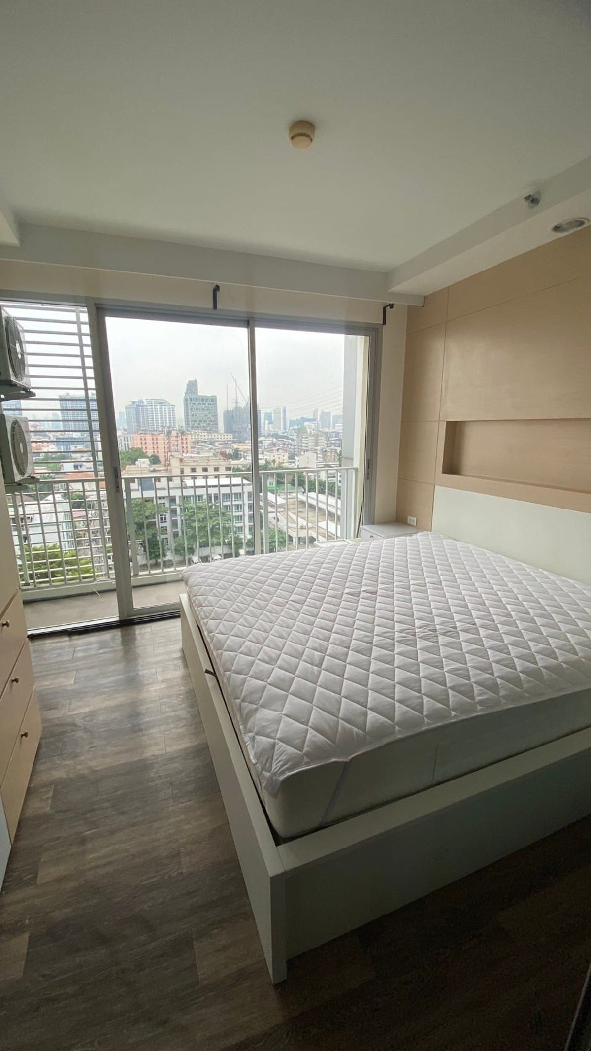 For SaleCondoLadprao, Central Ladprao : The cheapest for sale with the tenant. The Line Phahon, Park, Building A 37 sq.m., 10th floor, the kitchen closed south. Interested call 064-3245192 (Fen)