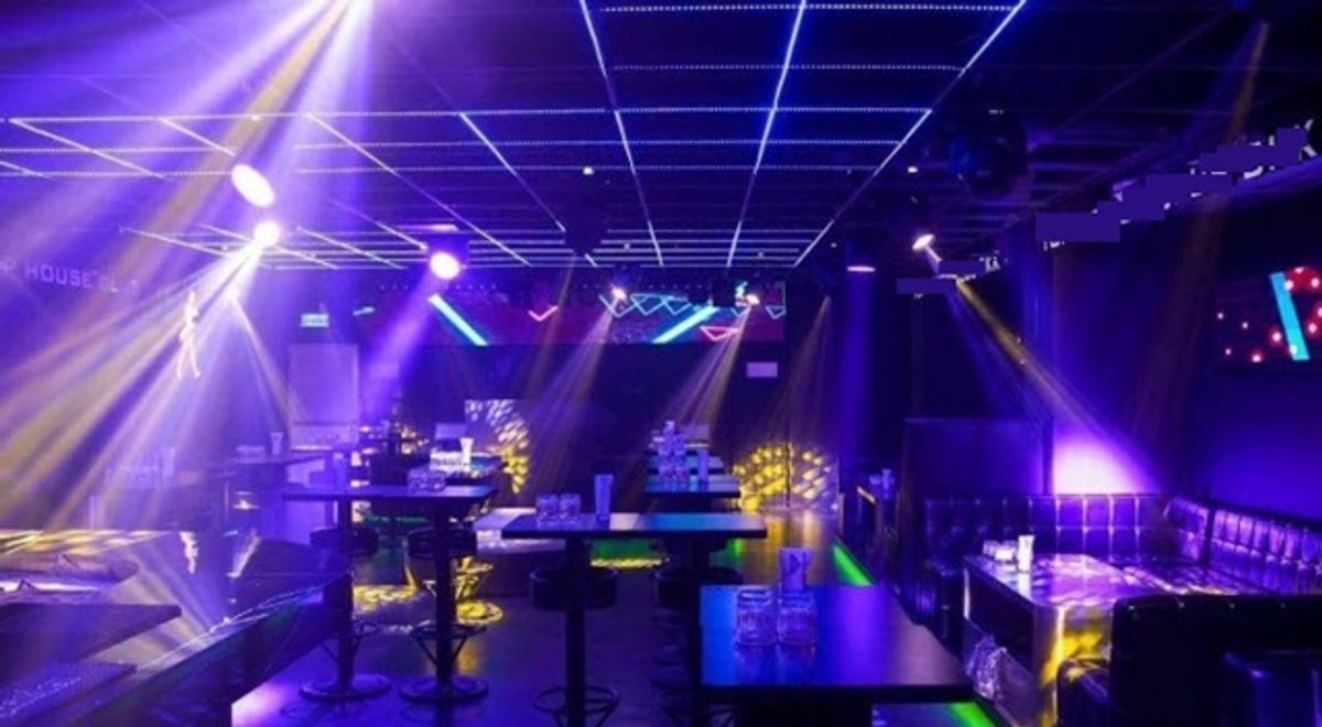 For RentShop HouseSilom, Saladaeng, Bangrak : For rent-sell pubs, 5 layers, BTS Sala Daeng 200 m. There is an elevator 22 sq.w. 420 sq.m. Silom Night Market, Phatphong 200 m. St. Andrews Sathorn 500 m.