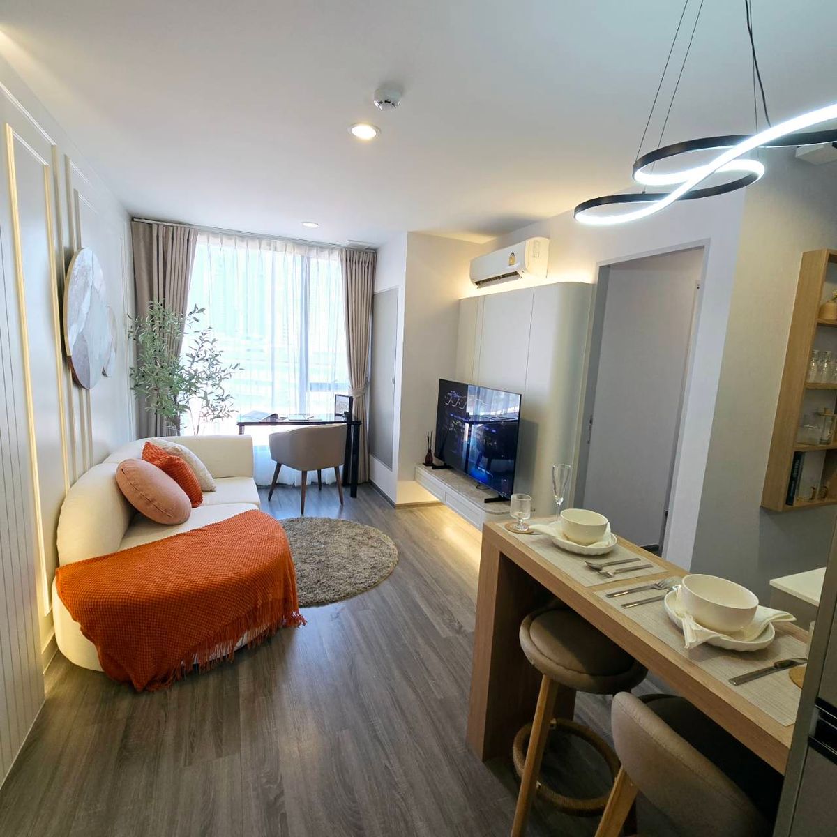 For SaleCondoSukhumvit, Asoke, Thonglor : Only 1 unit, beautiful room, fully furnished, Ideo mobi suk.40 only 4.39mb. size 35.14sq.m. Free expenses on transfer day, call 0957615782
