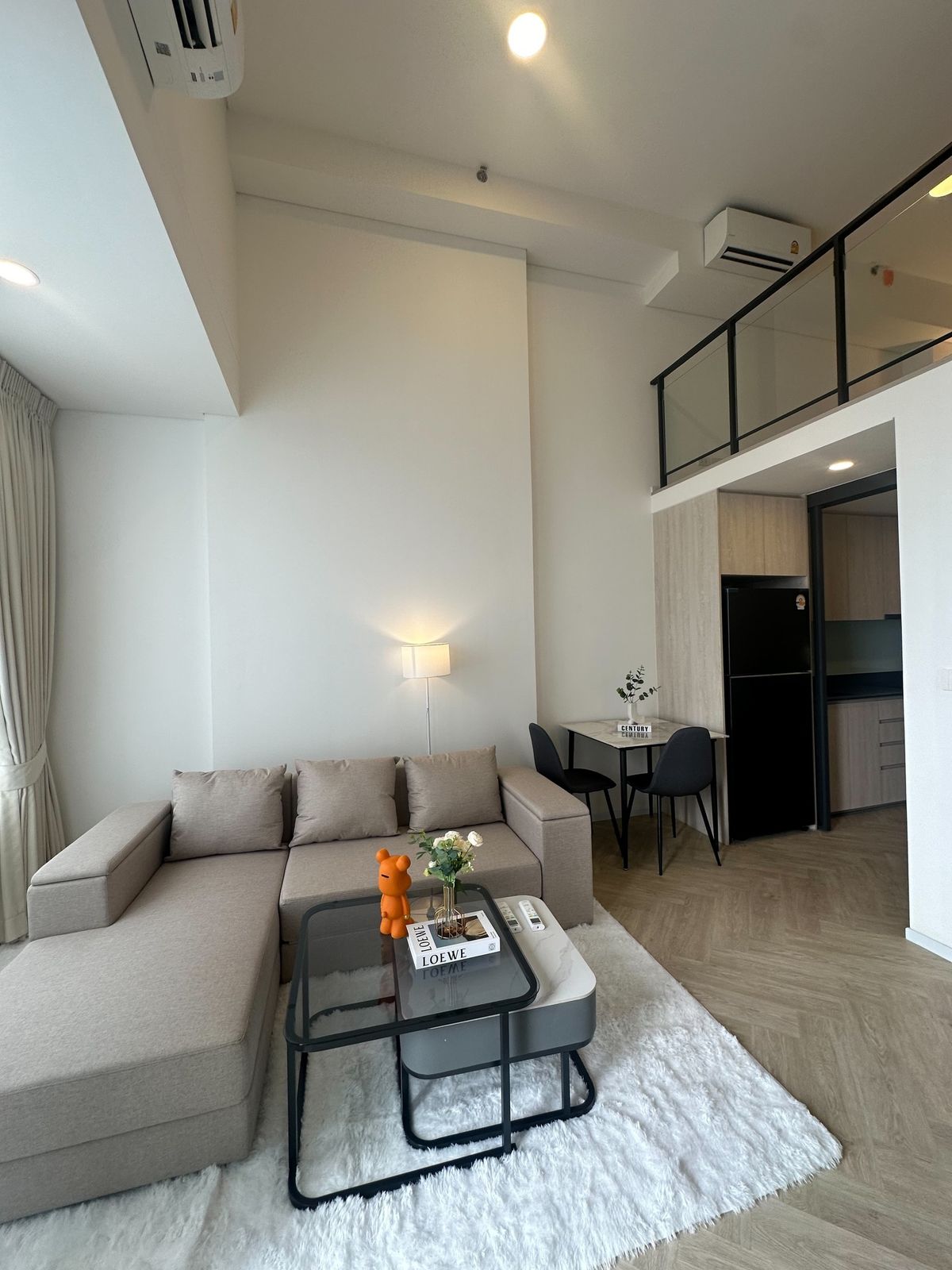 For RentCondoRama9, Petchburi, RCA : Landmark at MRTA Station has a bathtub, Rama 9 Loft Duplex Condo, Siamese Rama 9, decorated with