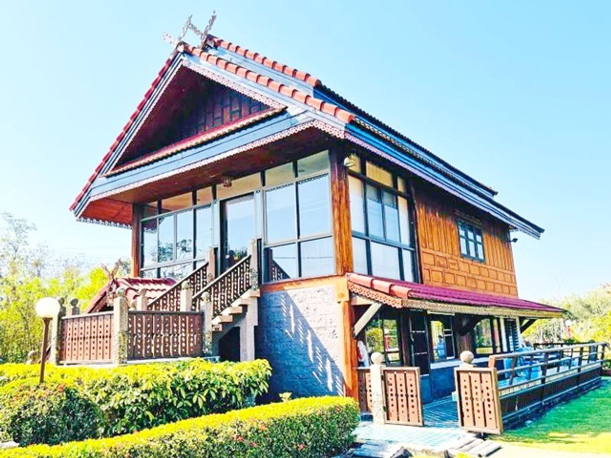 For RentHouseChiang Mai : Chiang Mai 2.46 km. Thub water park Rent a 2 -story Thai wooden house, large swimming pool, 1,220 sq.w. 4,880 sq.m., 4 bedrooms, 3 water