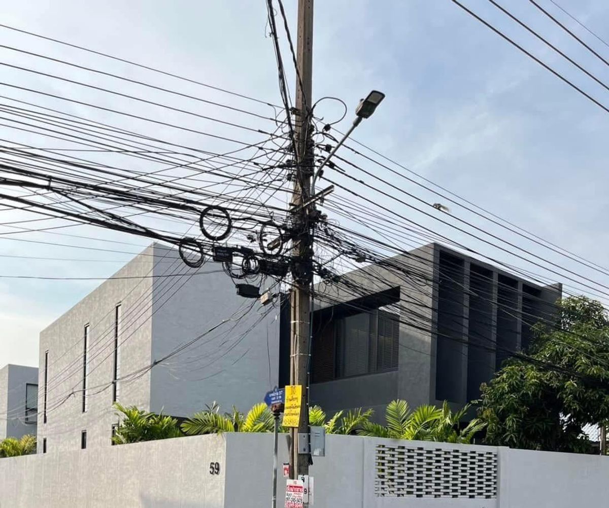 ขายบ้านโชคชัย4 ลาดพร้าว71 : ขายบ้านเดี่ยว 2 ชั้น พร้อมสระว่ายน้ำนาคนิวาส 37  แยก 2 เนื้อที่132.5ตรว. ลาดพร้าว71 พื้นที่ใช้สอย 650 ตรม.