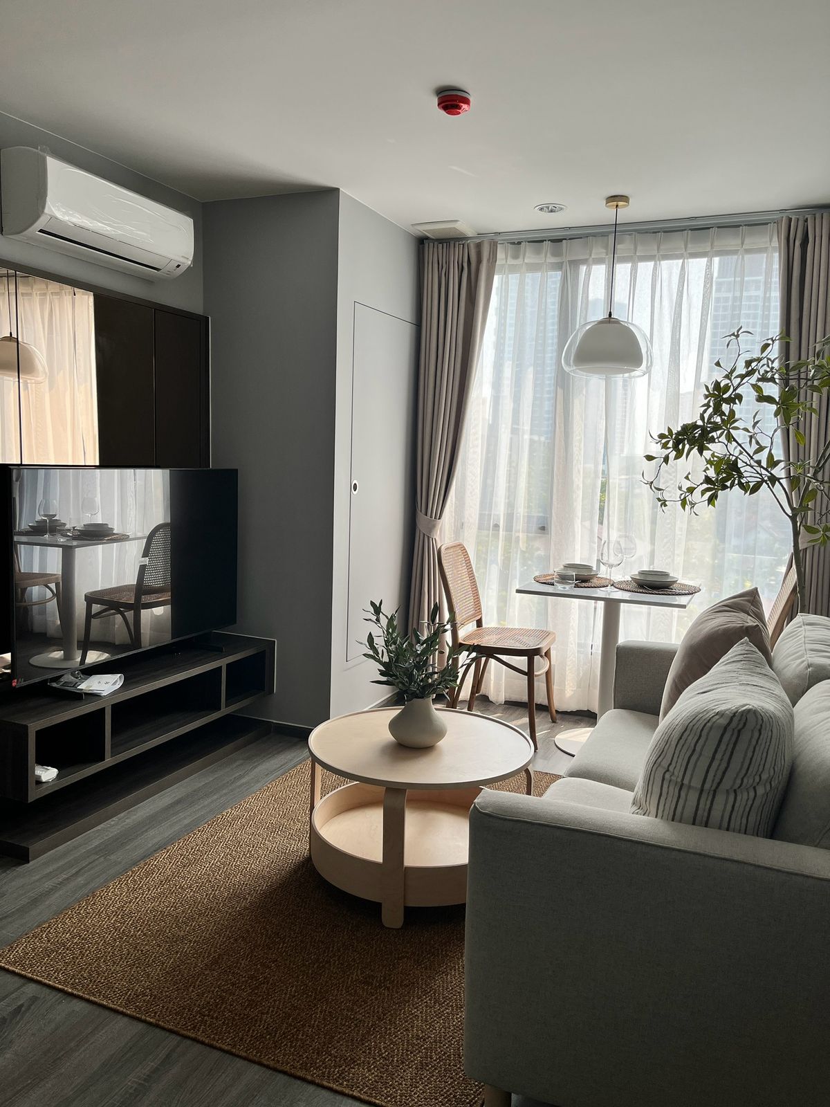 For RentCondoSukhumvit, Asoke, Thonglor : Ekkamai Thonglor area in 25K budget has a large room. Complete with electrical appliances