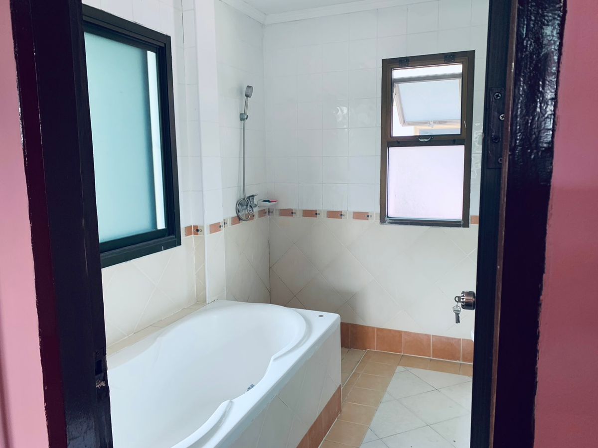 For SaleHouseRama 2, Bang Khun Thian : This summer is only worth it. In addition, solar cells on the roof help to save home electricity. Around the house, down to Micropol, 20 meters. The cheapest in the lamp  