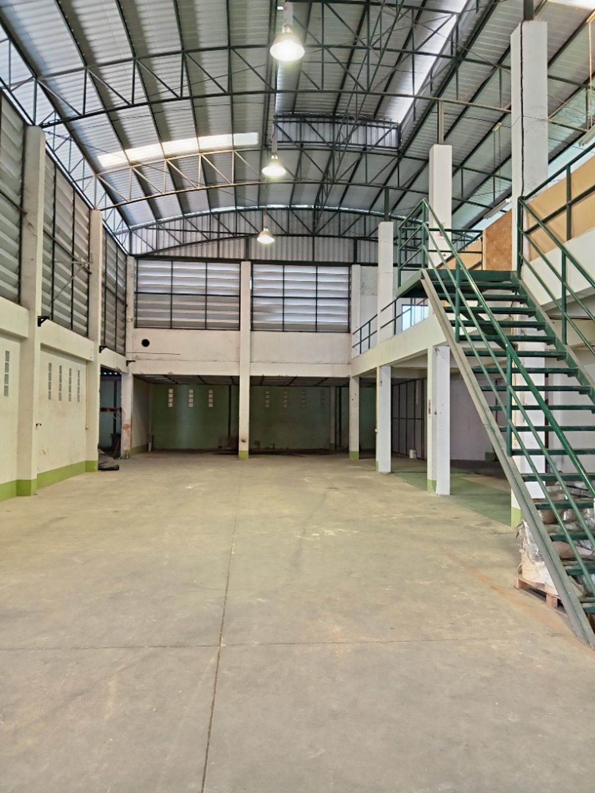 For RentWarehouseMahachai Samut Sakhon : Rent a warehouse warehouse 810 sq.m. with an office next to Khlong Khae Rai Road, Krathum Baen
