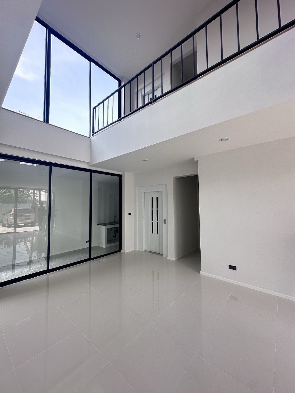 For SaleTownhomeLadprao, Central Ladprao : Selling a 3.5 -storey commercial building for sale, 8 car parks, can buy and invest in Soi Lat Phrao 41. Interested in making an appointment 0808144488.