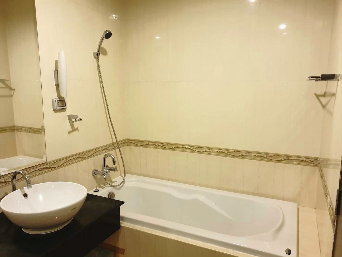 For SaleCondoRatchathewi,Phayathai : Condo for sale in Siam near BTS Ratchathewi (350 m/5 minutes). Interested in negotiating @condobkk (with @) Code H32948
