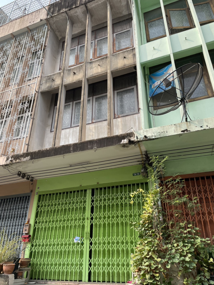 For SaleShop HouseThaphra, Talat Phlu, Wutthakat : For sale: 3 and a half storey commercial building in Soi Itsaraphap 11, near Itsaraphap Road.