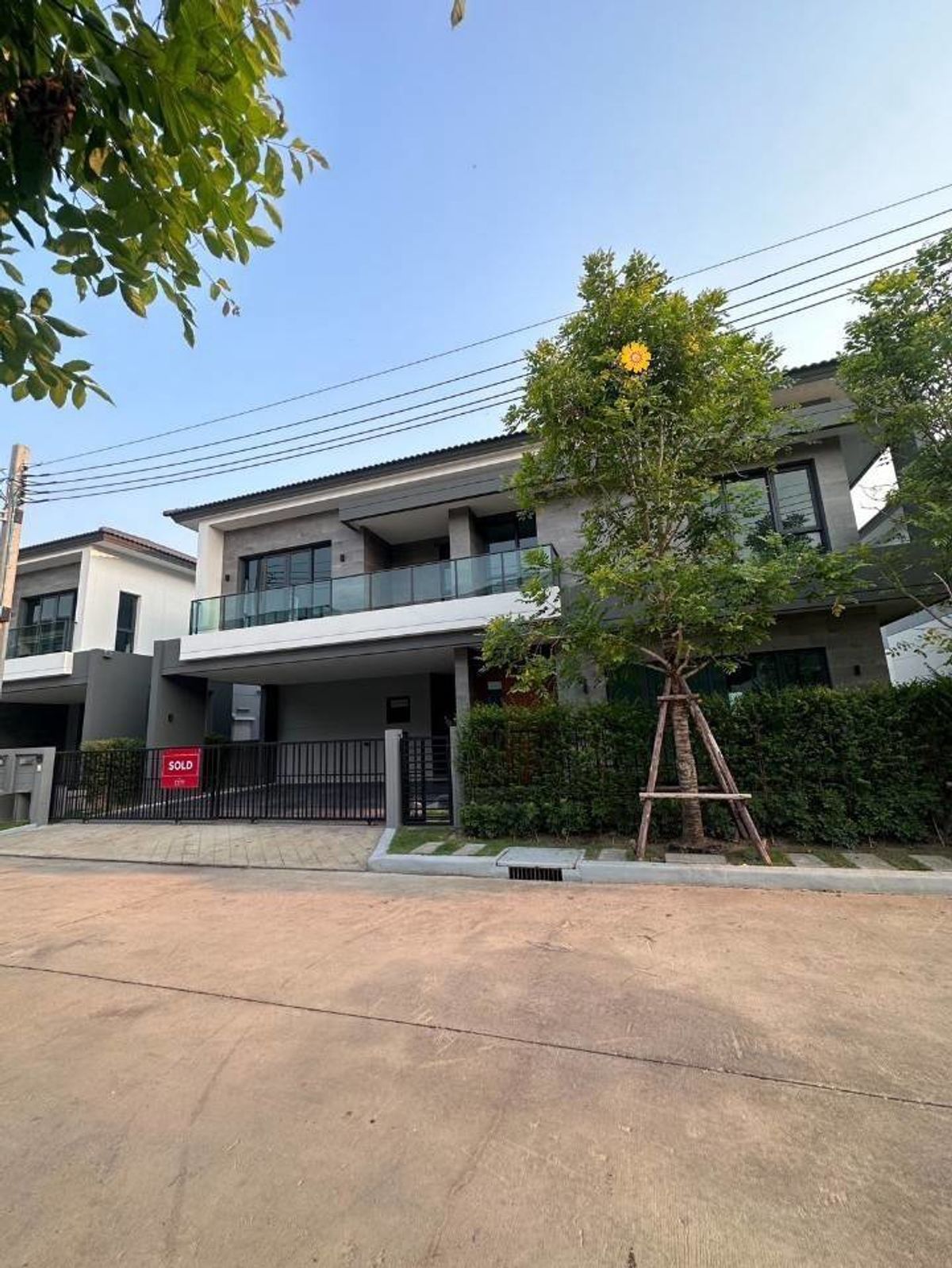 ให้เช่าบ้านนวมินทร์ รามอินทรา : ให้เช่าบ้านเดี่ยว2ชั้น  4 ห้องนอน 5 ห้องน้ำ ตกแต่งบิ้วอินสไตล์มินิมอลพร้อมเฟอร์นิเจอร์  โครงการ The City วัชรพล บ้านเดี่ยวหรู โครงการใหม่ ติดทางด่วน ราคาเช่า 150,000 บาท / เดือน #เลี้ยงสัตว์เล็กได้ #จดทะเบียนบริษัทได้