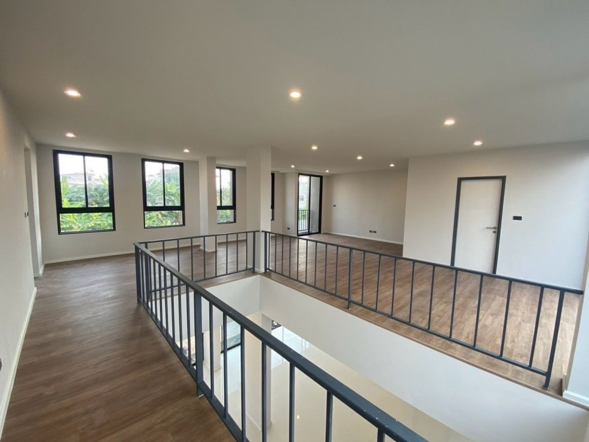 ขายทาวน์โฮมโชคชัย4 ลาดพร้าว71 : ขาย Town home ใจกลางเมือง Britton Ladprao 41 ขนาด 446.8 Sq.m เพียง 20.9 MB เท่านั้น !!