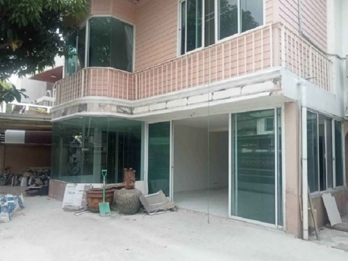 For RentHome OfficeSapankwai,Jatujak : Tel. 081-632-0632 3-storey home office for rent. Modern / Soi Phahonyothin 21 into the alley, not deep next to BTS Phahonyothin 24, can walk / suitable as a company.