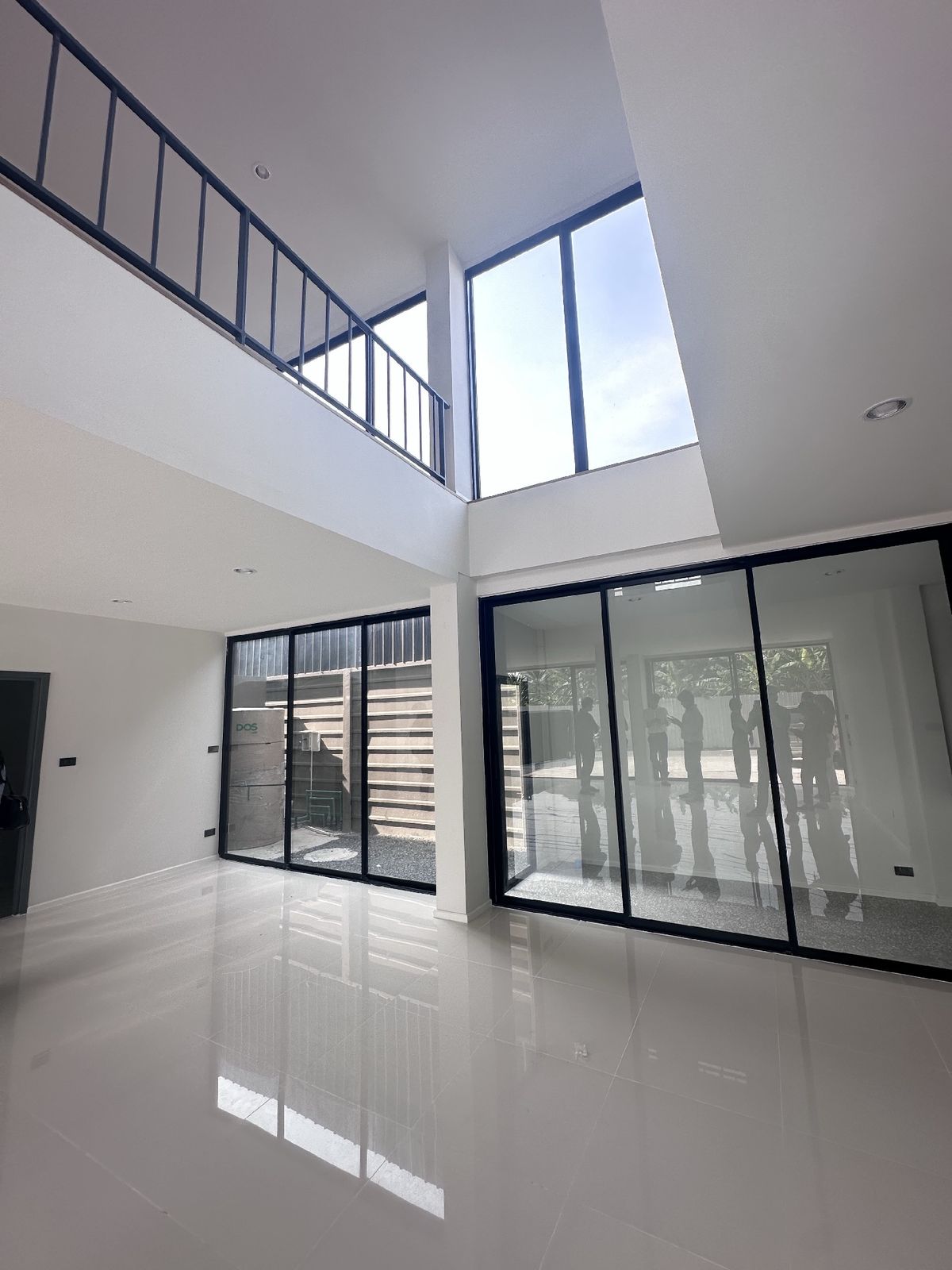 For SaleTownhomeLadprao, Central Ladprao : Selling a 3.5 -storey commercial building for sale, 8 car parks, can buy and invest in Soi Lat Phrao 41. Interested in making an appointment 0808144488.