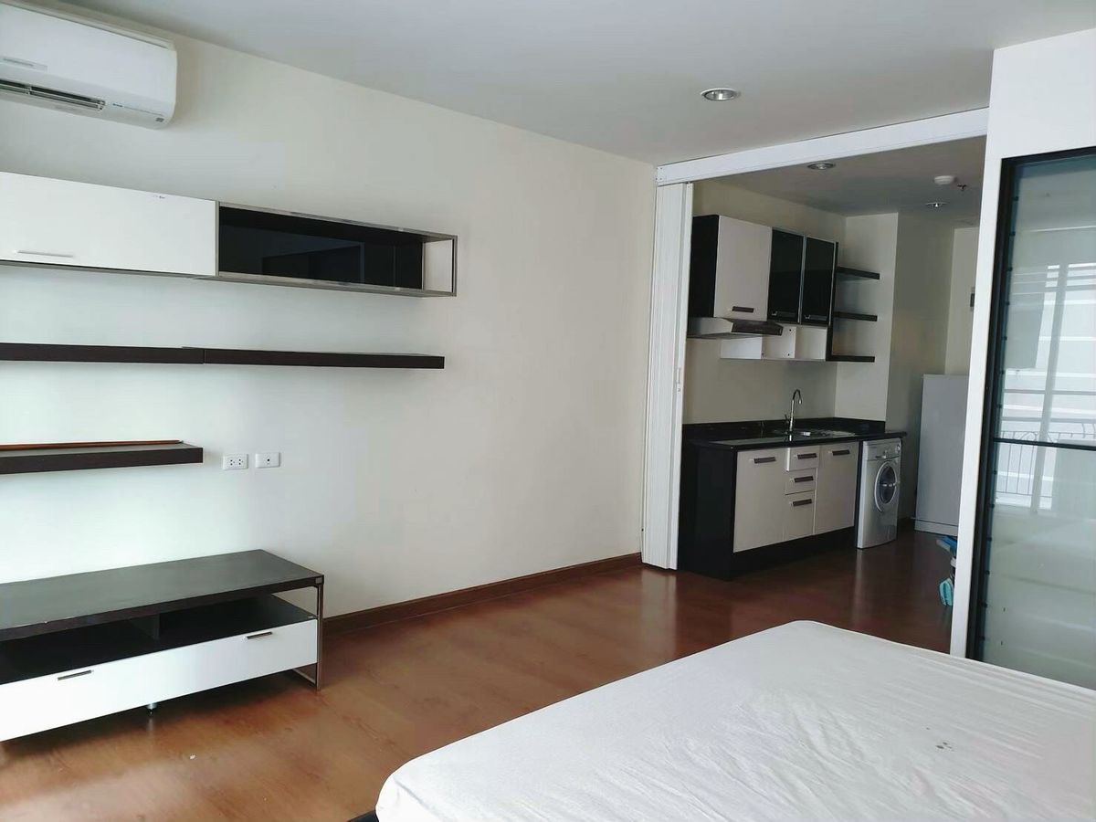 For SaleCondoRatchathewi,Phayathai : Condo for sale in Siam near BTS Ratchathewi (350 m/5 minutes). Interested in negotiating @condobkk (with @) Code H32948